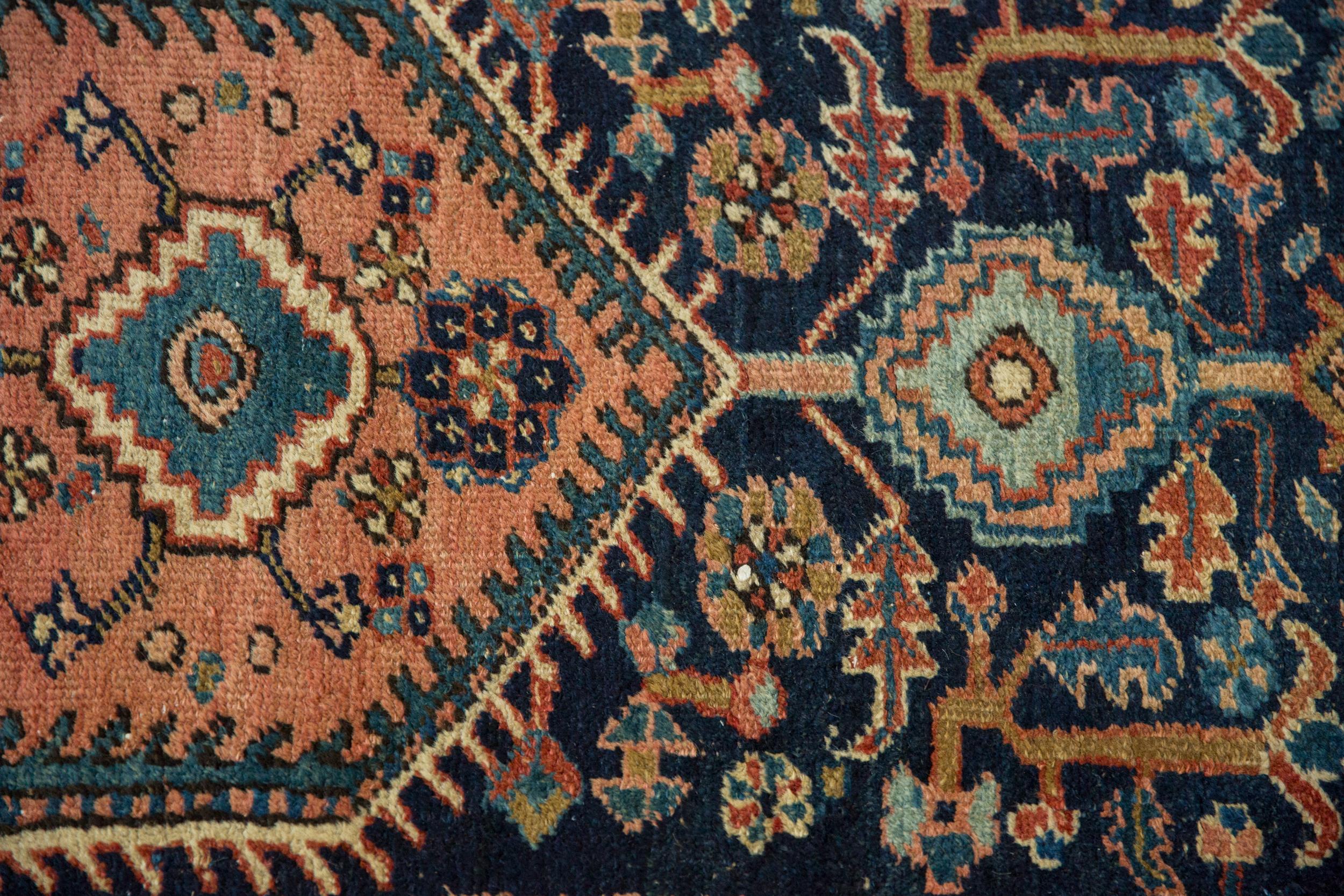 Vintage Heriz Teppich Läufer im Zustand „Gut“ im Angebot in Katonah, NY