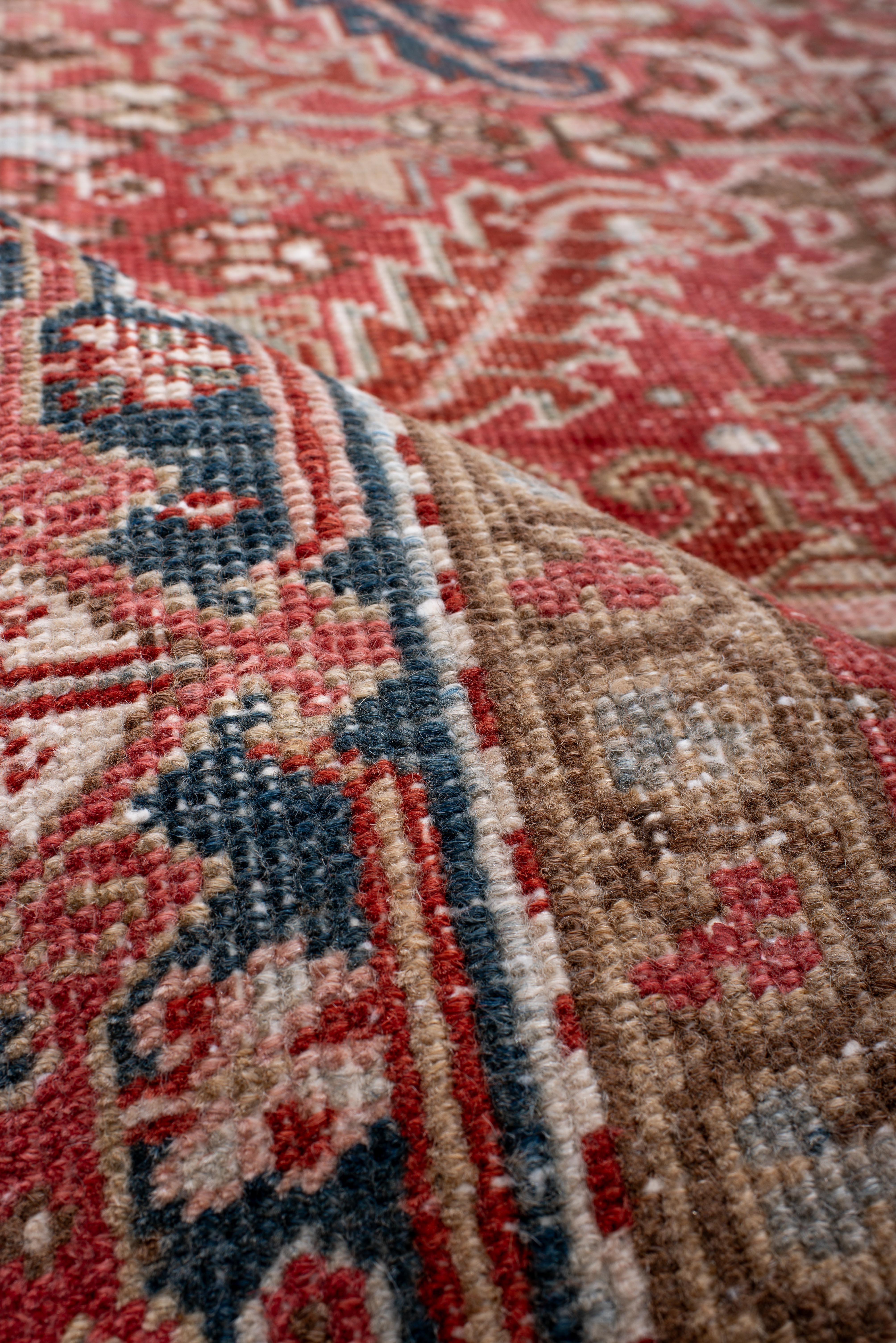 Alfombra Heriz Vintage con Campo Rojo Ladrillo y Medallón Floral Marfil en Bueno estado para la venta en New York, NY
