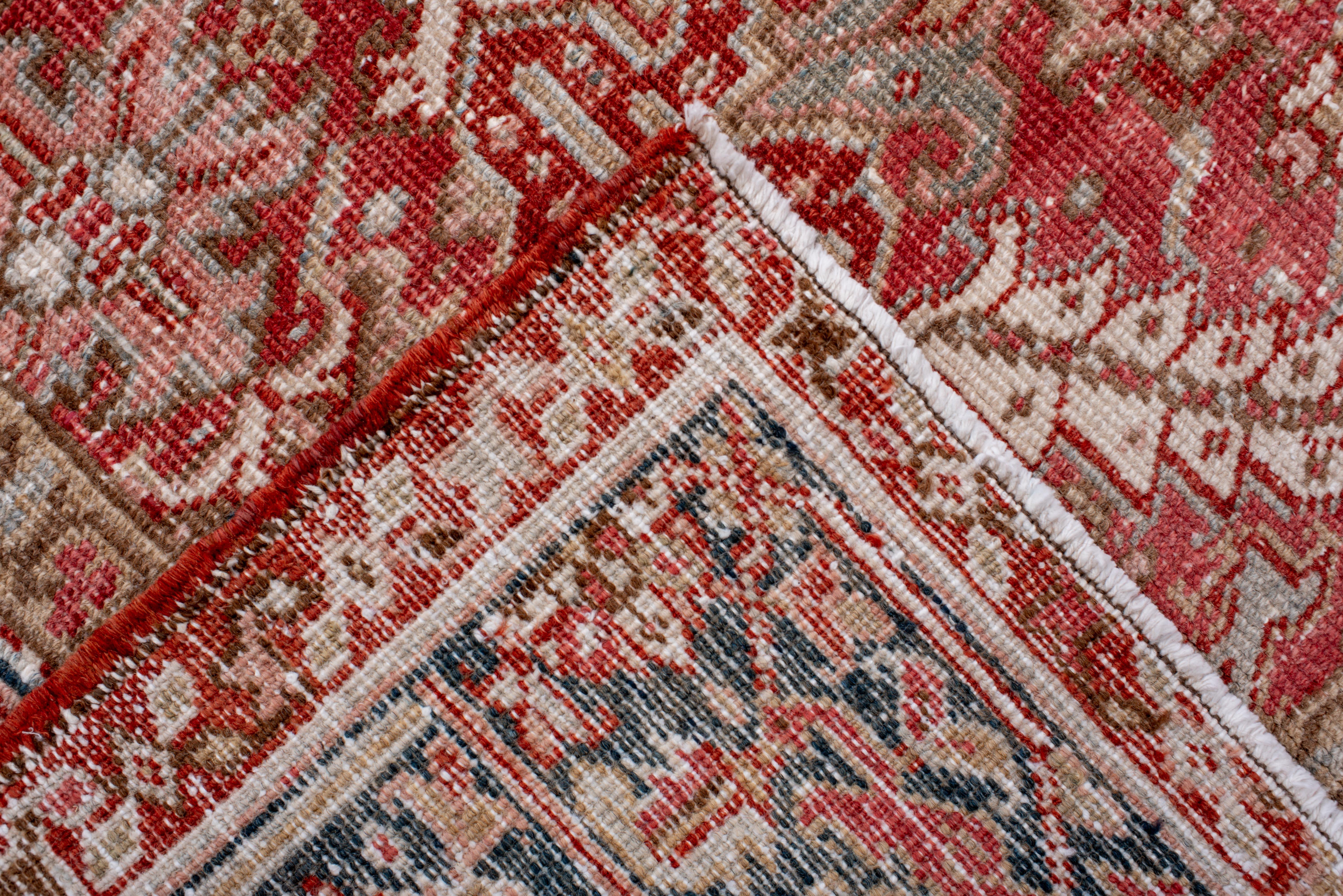 Alfombra Heriz Vintage con Campo Rojo Ladrillo y Medallón Floral Marfil siglo XX en venta