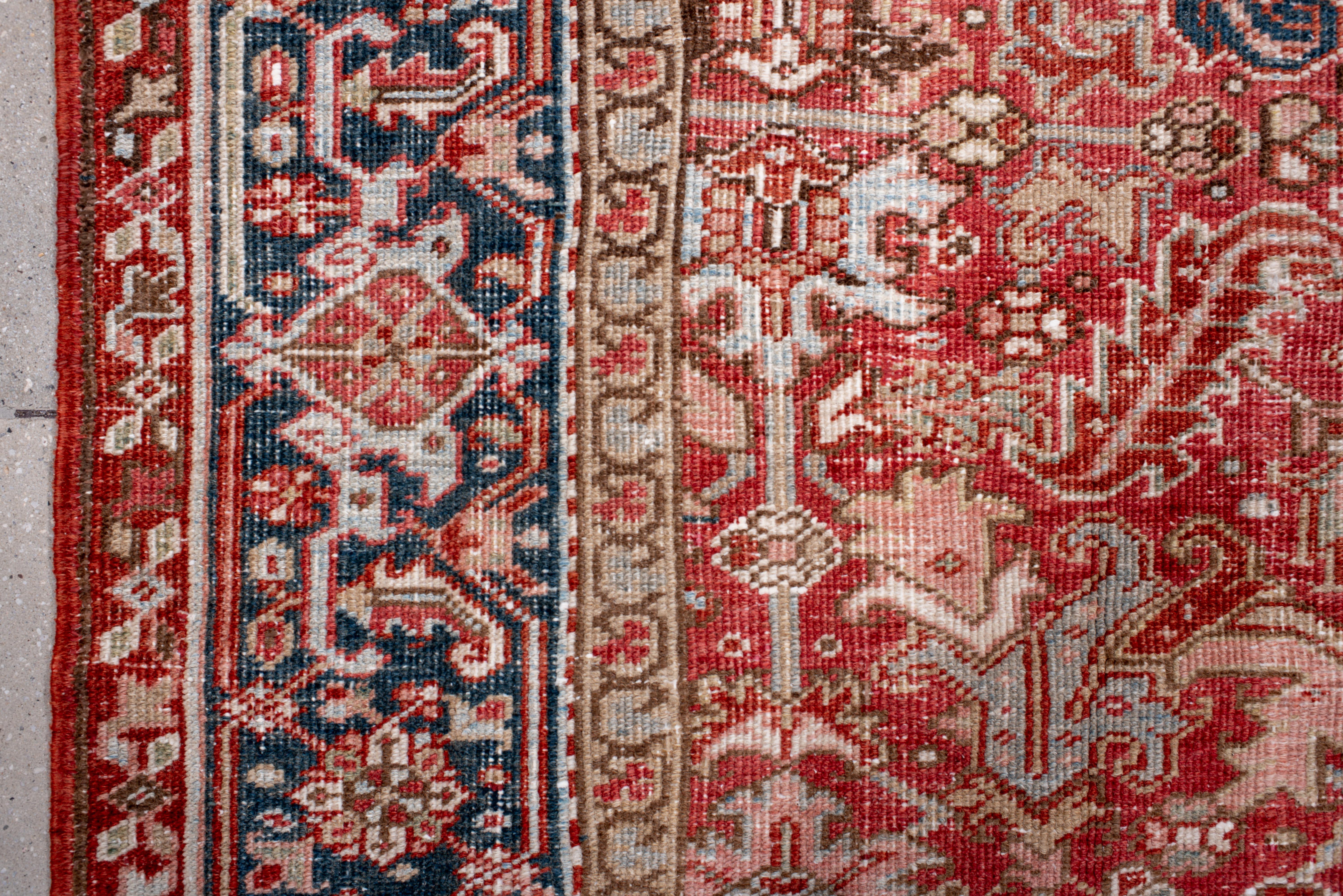 Alfombra Heriz Vintage con Campo Rojo Ladrillo y Medallón Floral Marfil Lana en venta