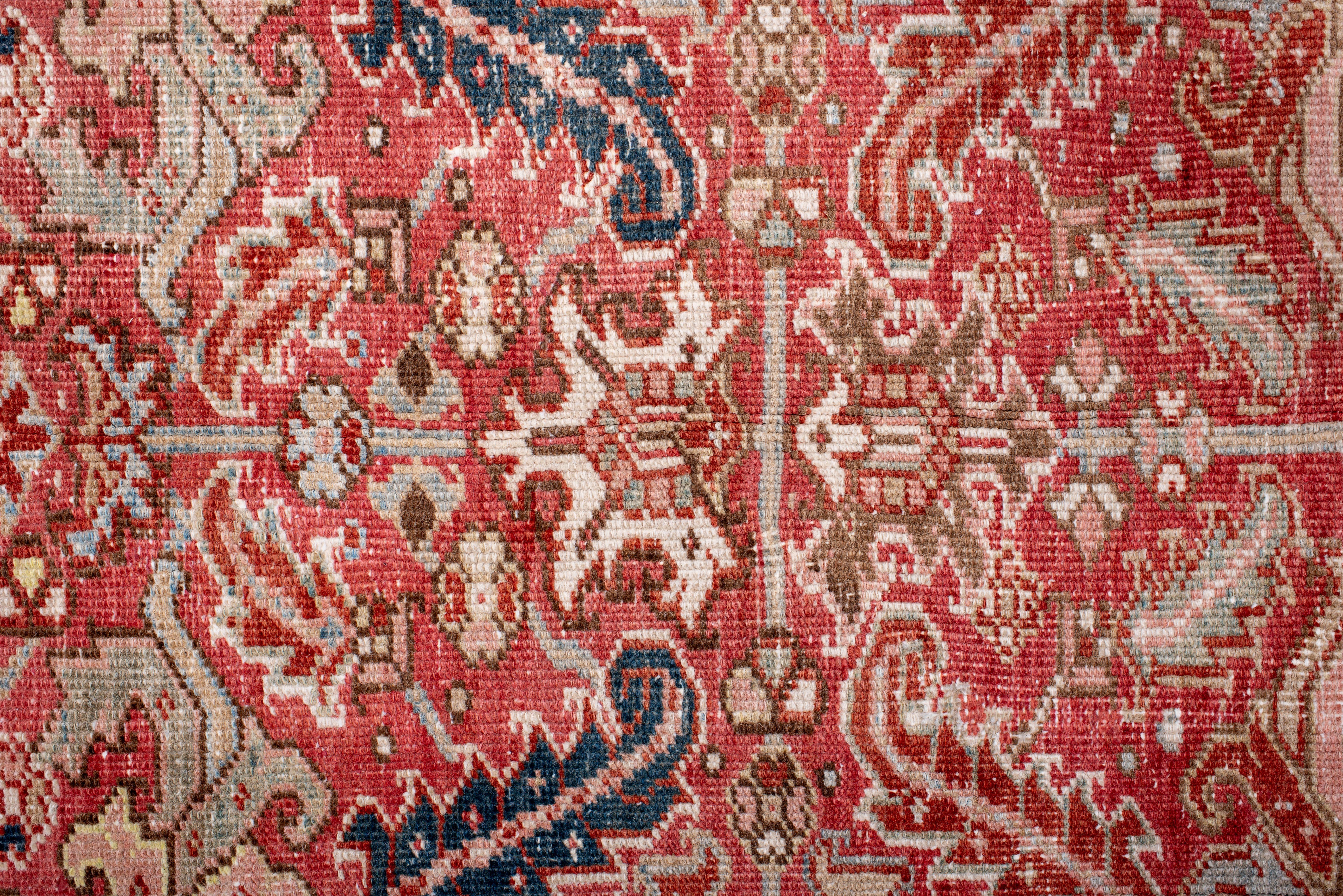 Alfombra Heriz Vintage con Campo Rojo Ladrillo y Medallón Floral Marfil en venta 1