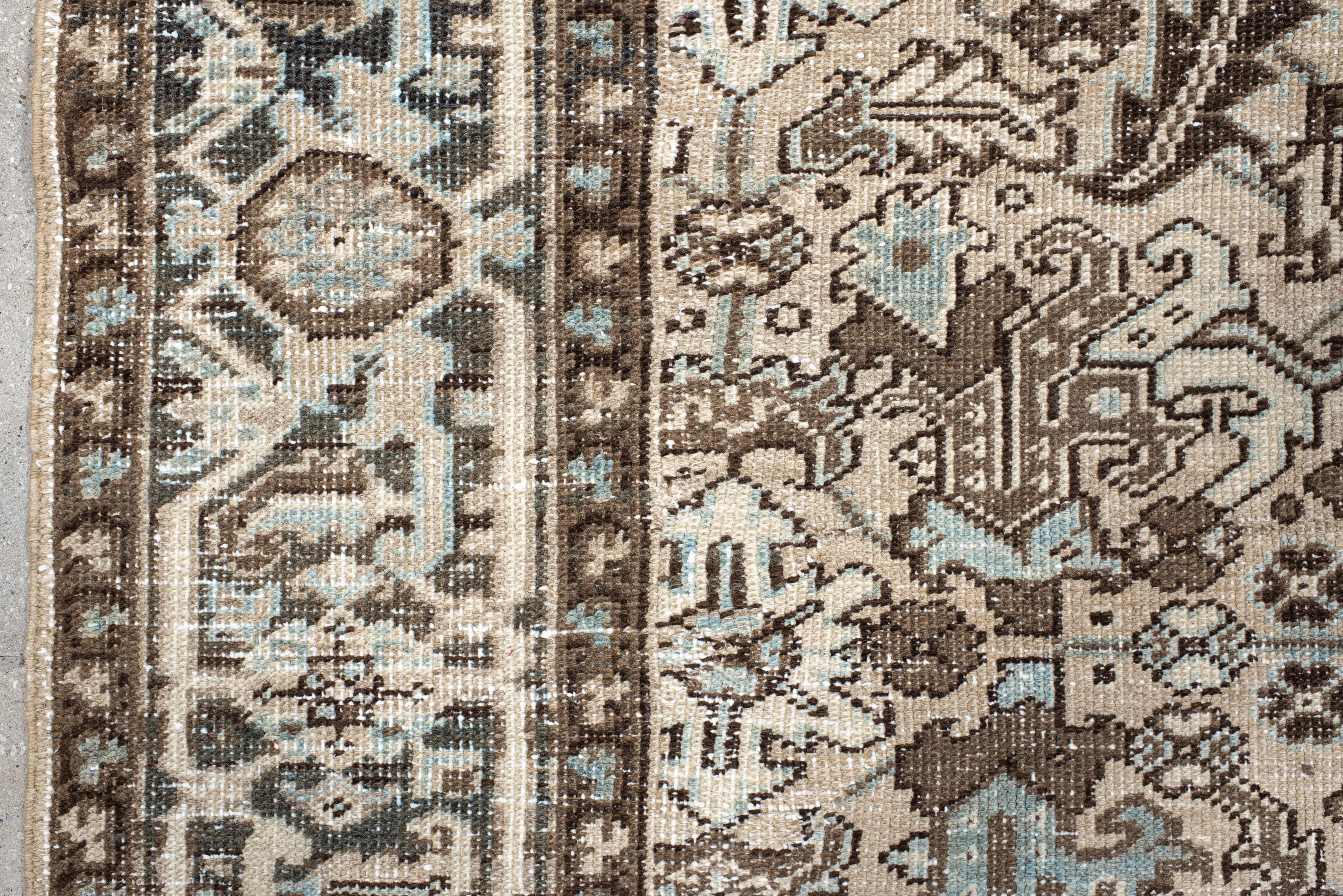 Alfombra Heriz Vintage con Campo Crema y Acentos Azul Cielo en Bueno estado para la venta en New York, NY