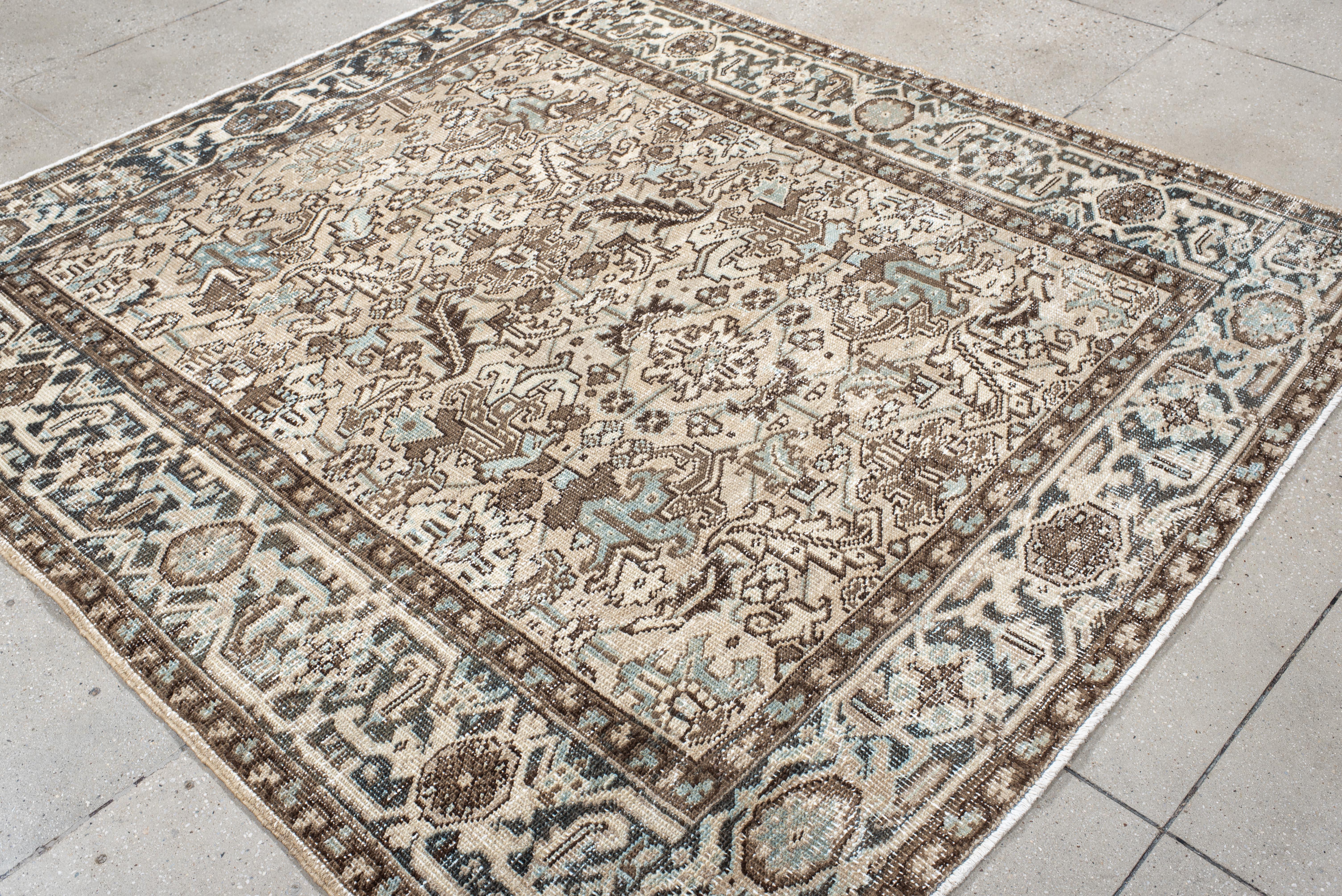 Alfombra Heriz Vintage con Campo Crema y Acentos Azul Cielo siglo XX en venta