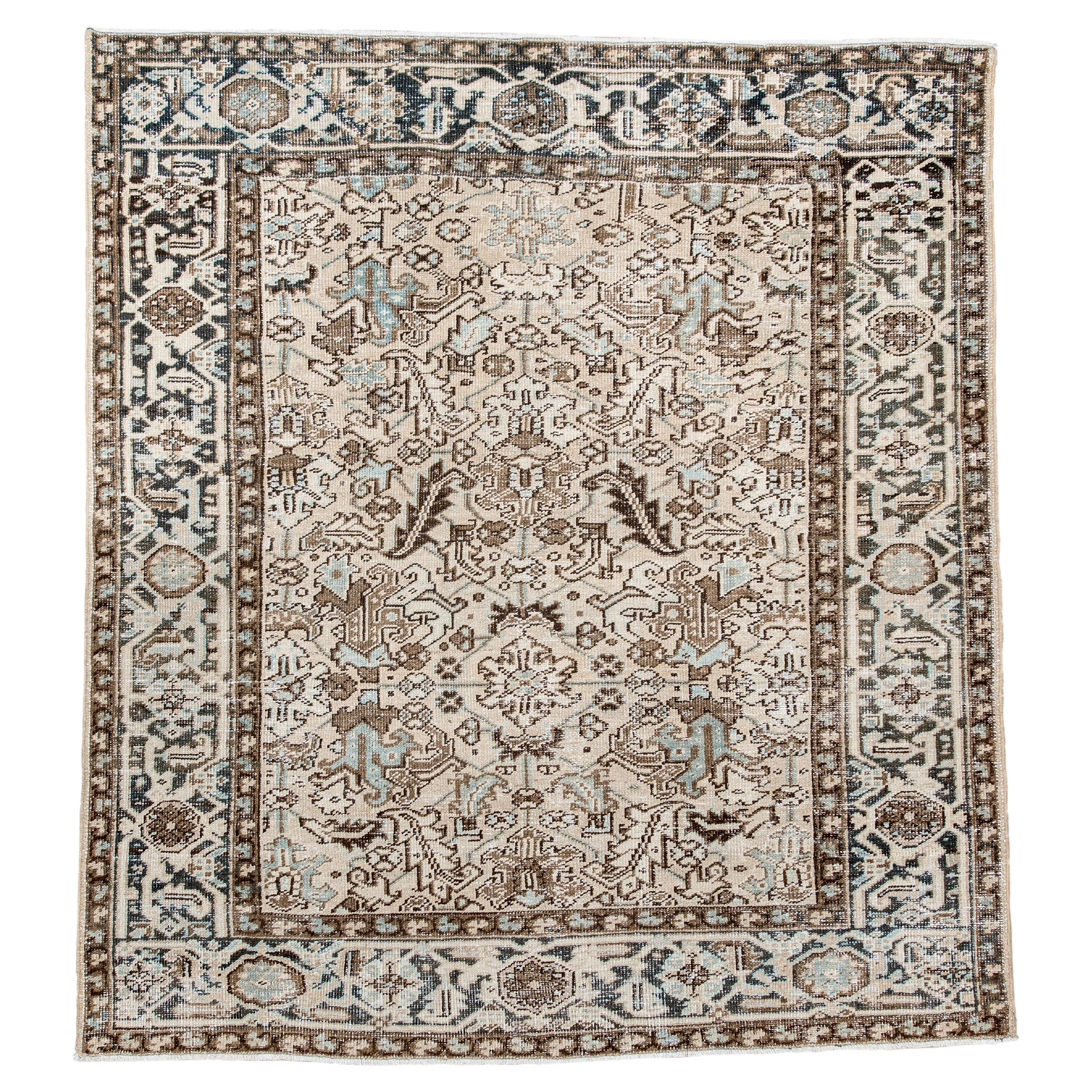 Tappeto Heriz vintage con campo crema e accenti blu cielo