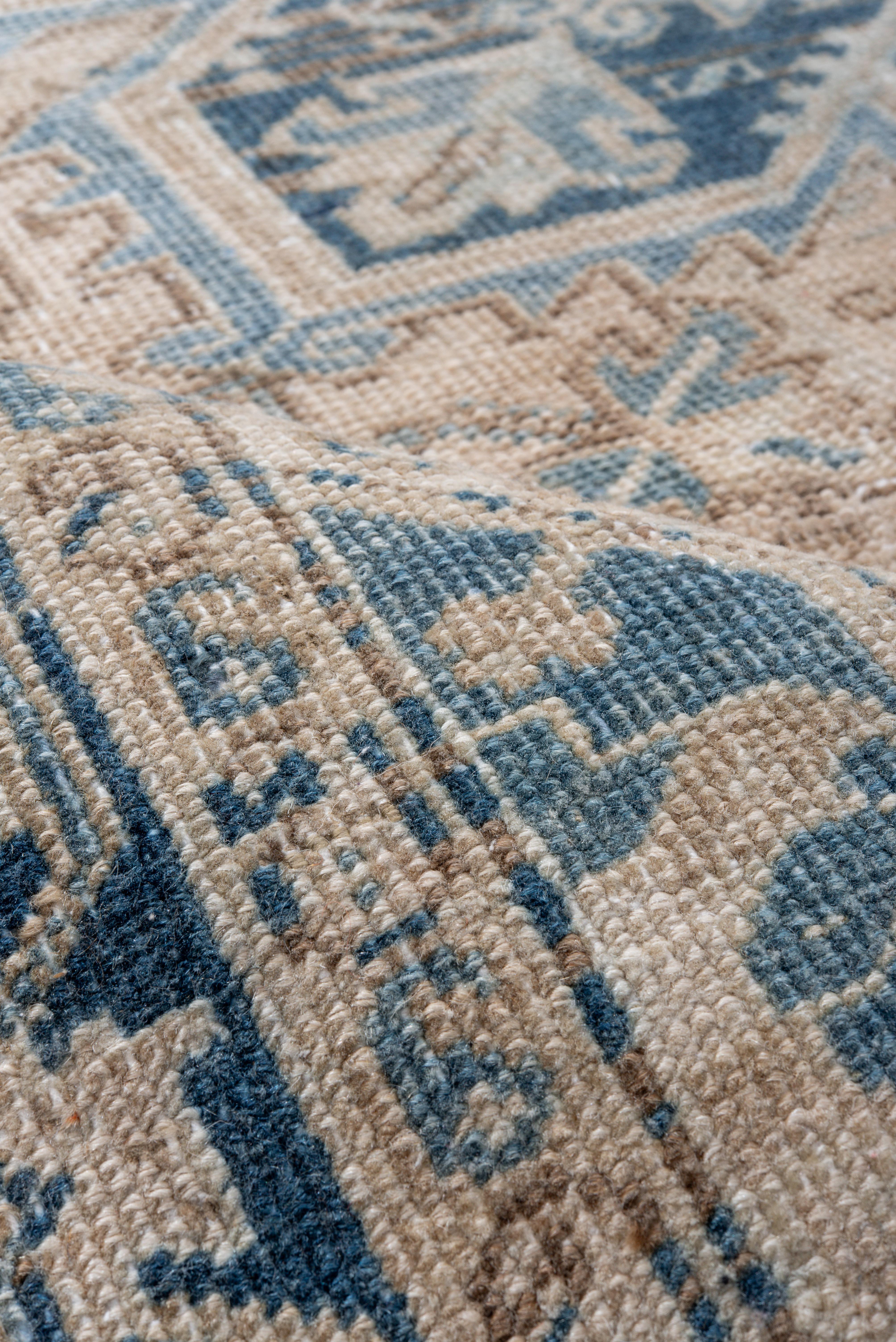 Tappeto Heriz vintage con fondo crema e medaglione indaco In condizioni buone in vendita a New York, NY