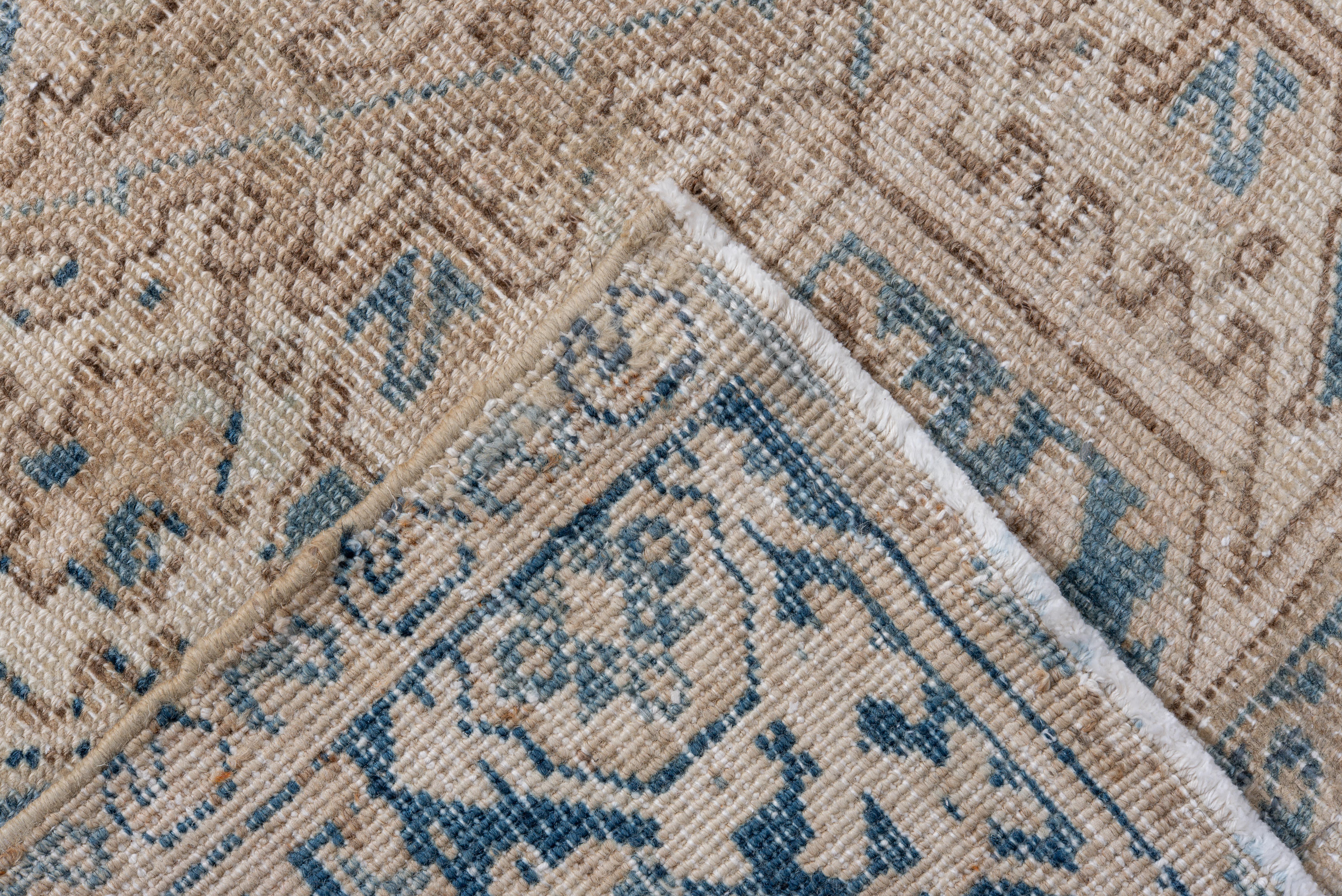 XX secolo Tappeto Heriz vintage con fondo crema e medaglione indaco in vendita