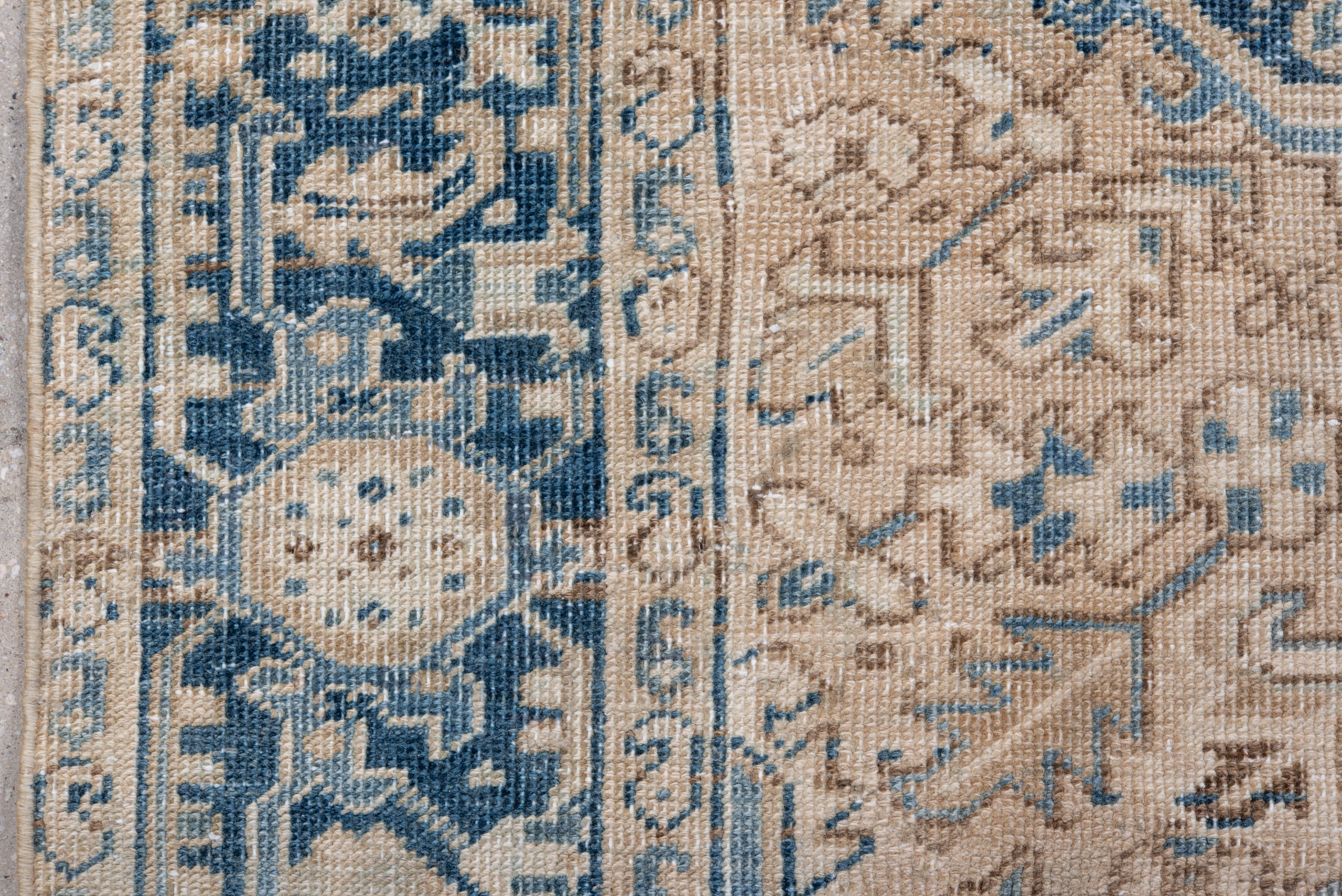 Lana Tappeto Heriz vintage con fondo crema e medaglione indaco in vendita