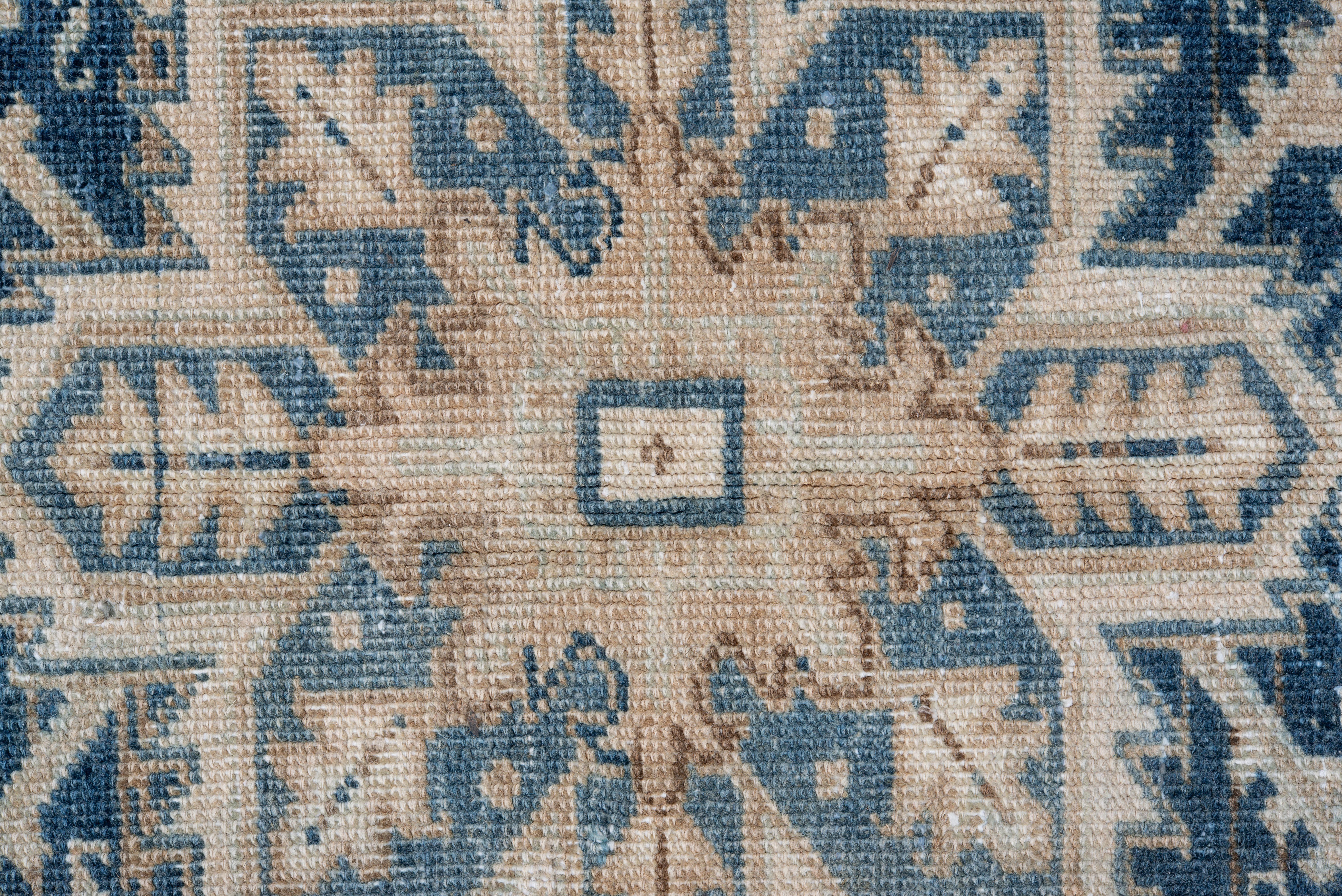Tappeto Heriz vintage con fondo crema e medaglione indaco in vendita 1
