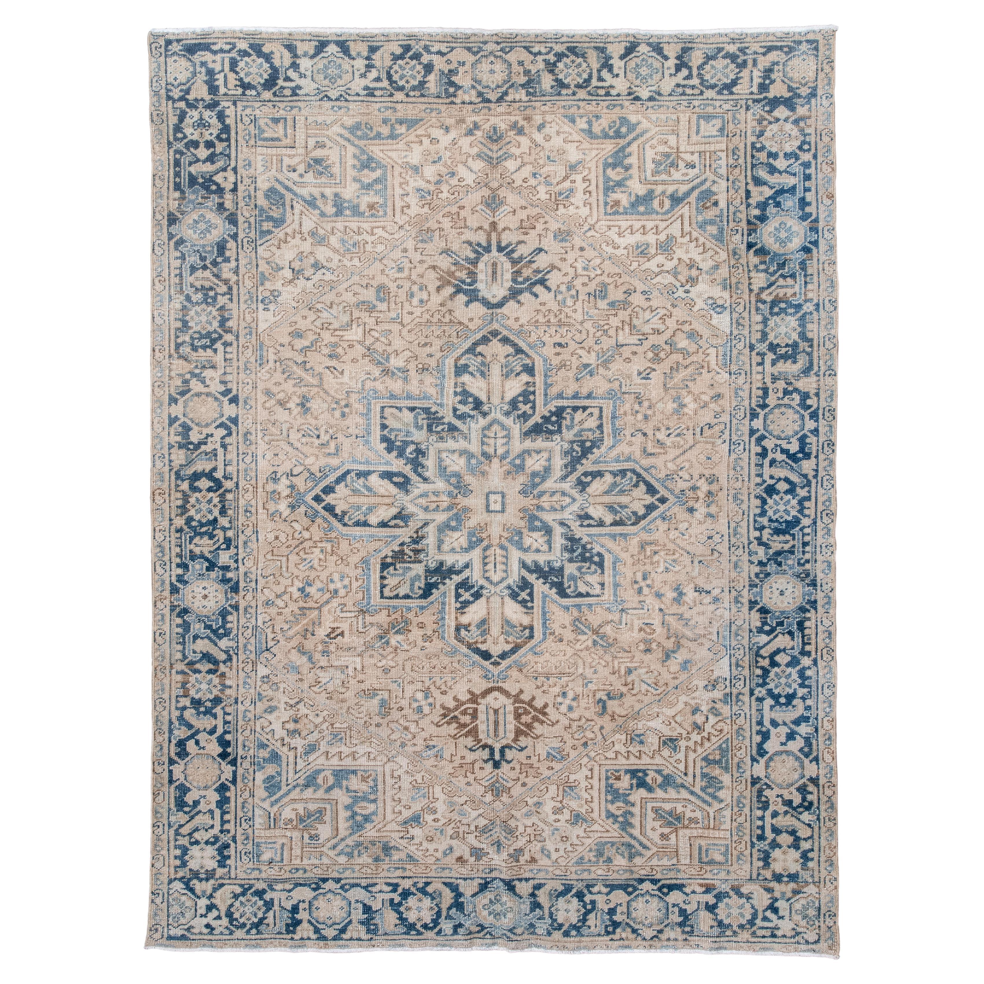 Tappeto Heriz vintage con fondo crema e medaglione indaco in vendita