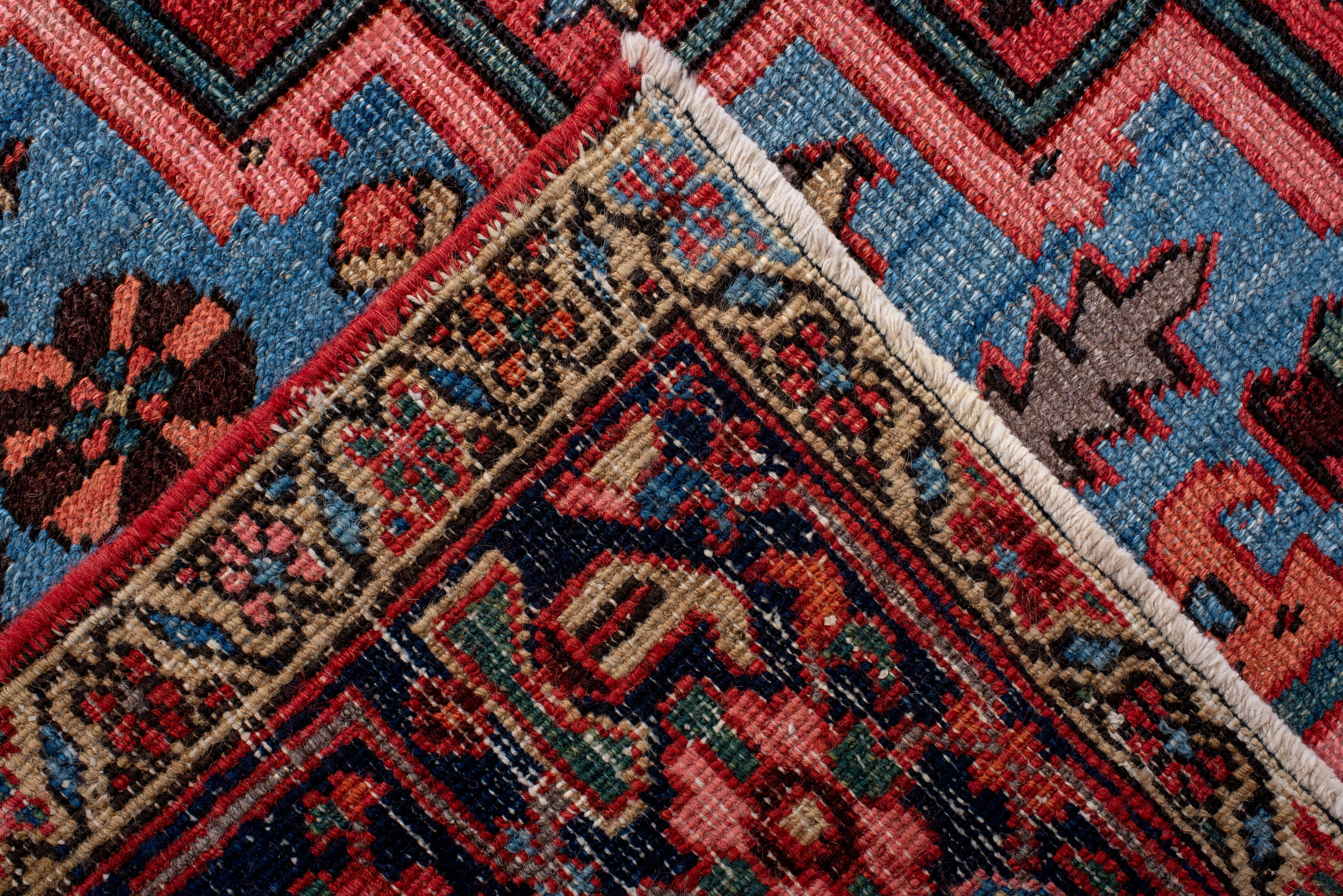 Vintage Heriz Teppich mit karminrotem Feld und himmelblauem Medaillon im Zustand „Gut“ im Angebot in New York, NY