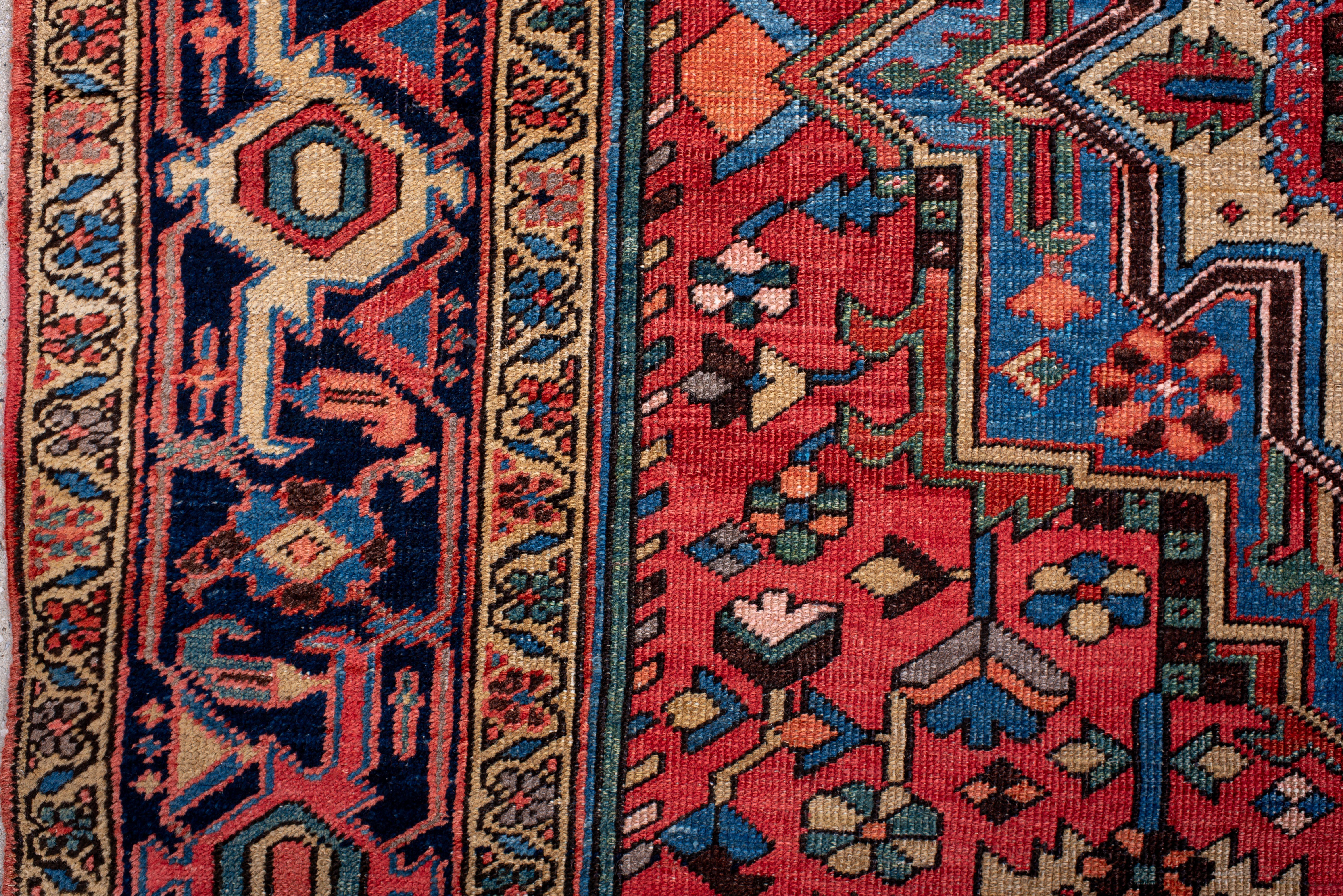 Vintage Heriz Teppich mit karminrotem Feld und himmelblauem Medaillon (20. Jahrhundert) im Angebot