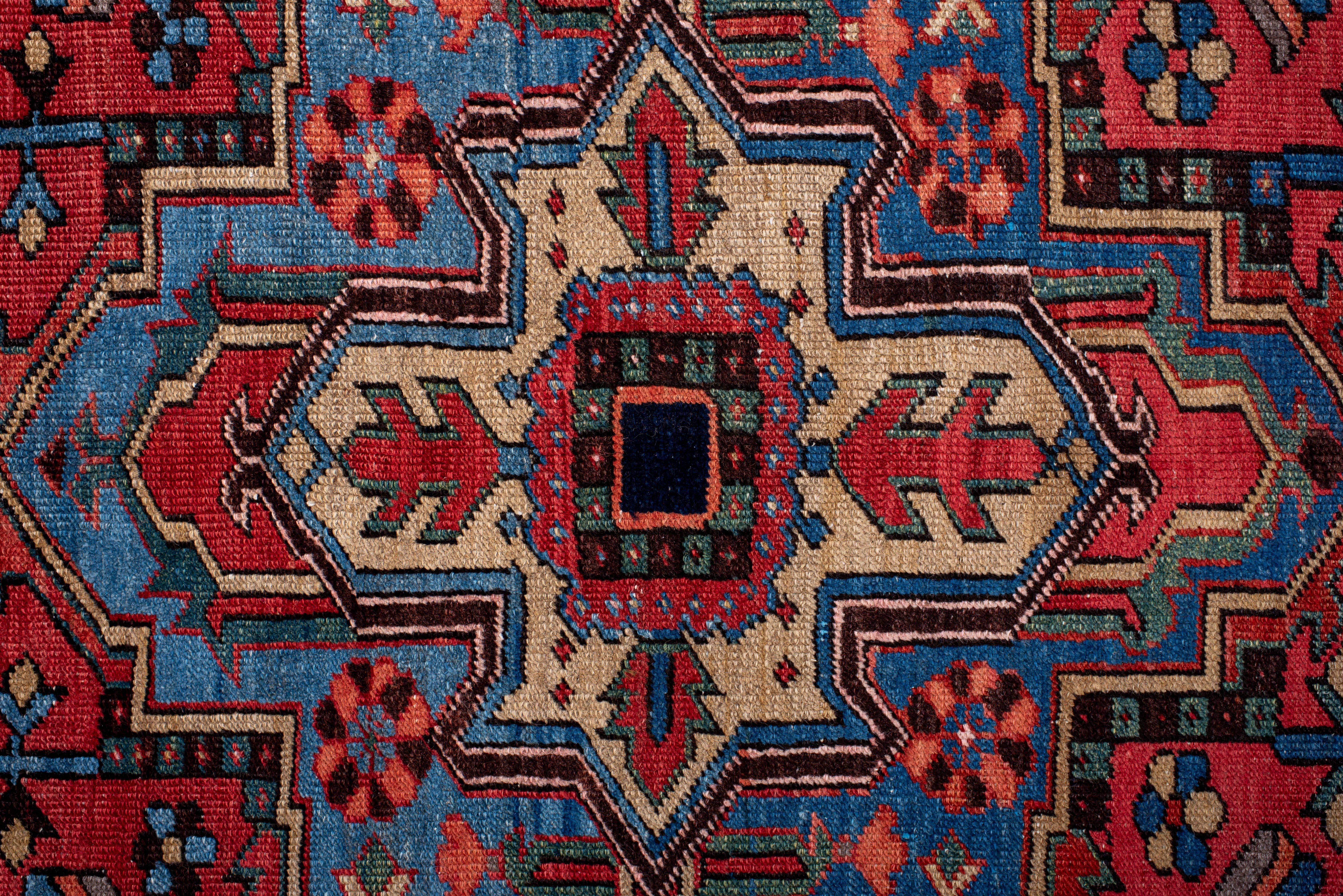 Vintage Heriz Teppich mit karminrotem Feld und himmelblauem Medaillon (Wolle) im Angebot