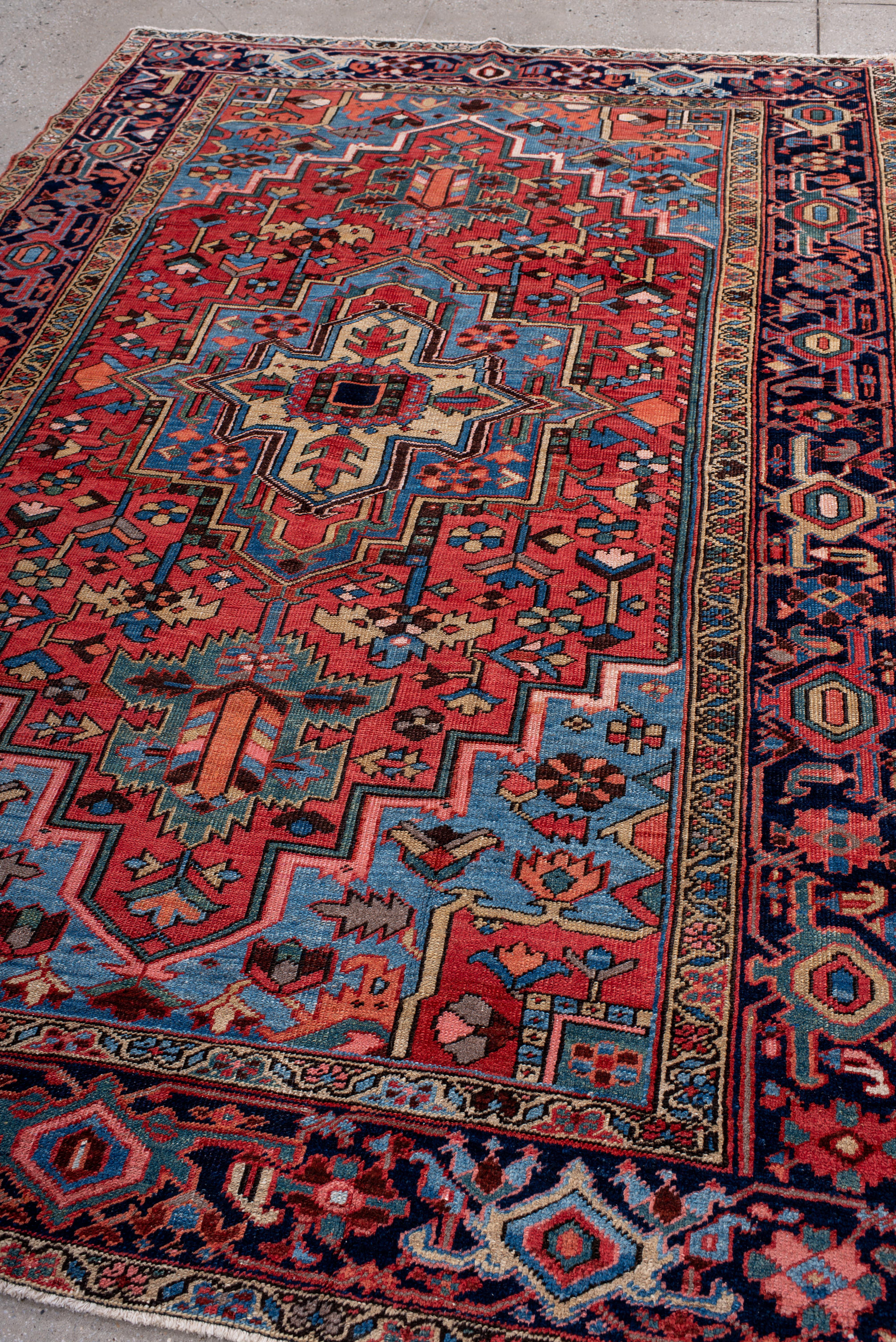 Vintage Heriz Teppich mit karminrotem Feld und himmelblauem Medaillon im Angebot 1