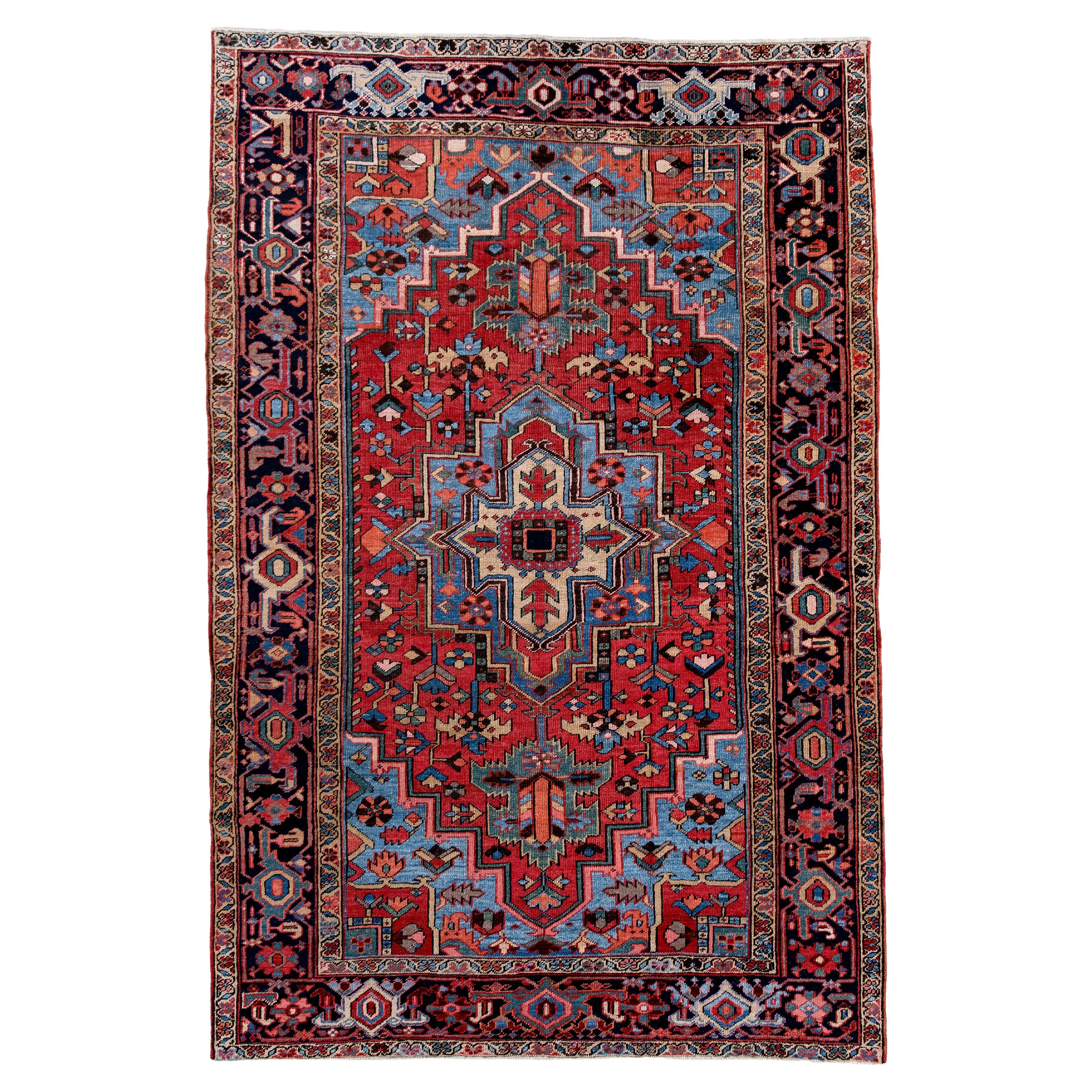 Tappeto Heriz vintage con campo cremisi e medaglione blu cielo
