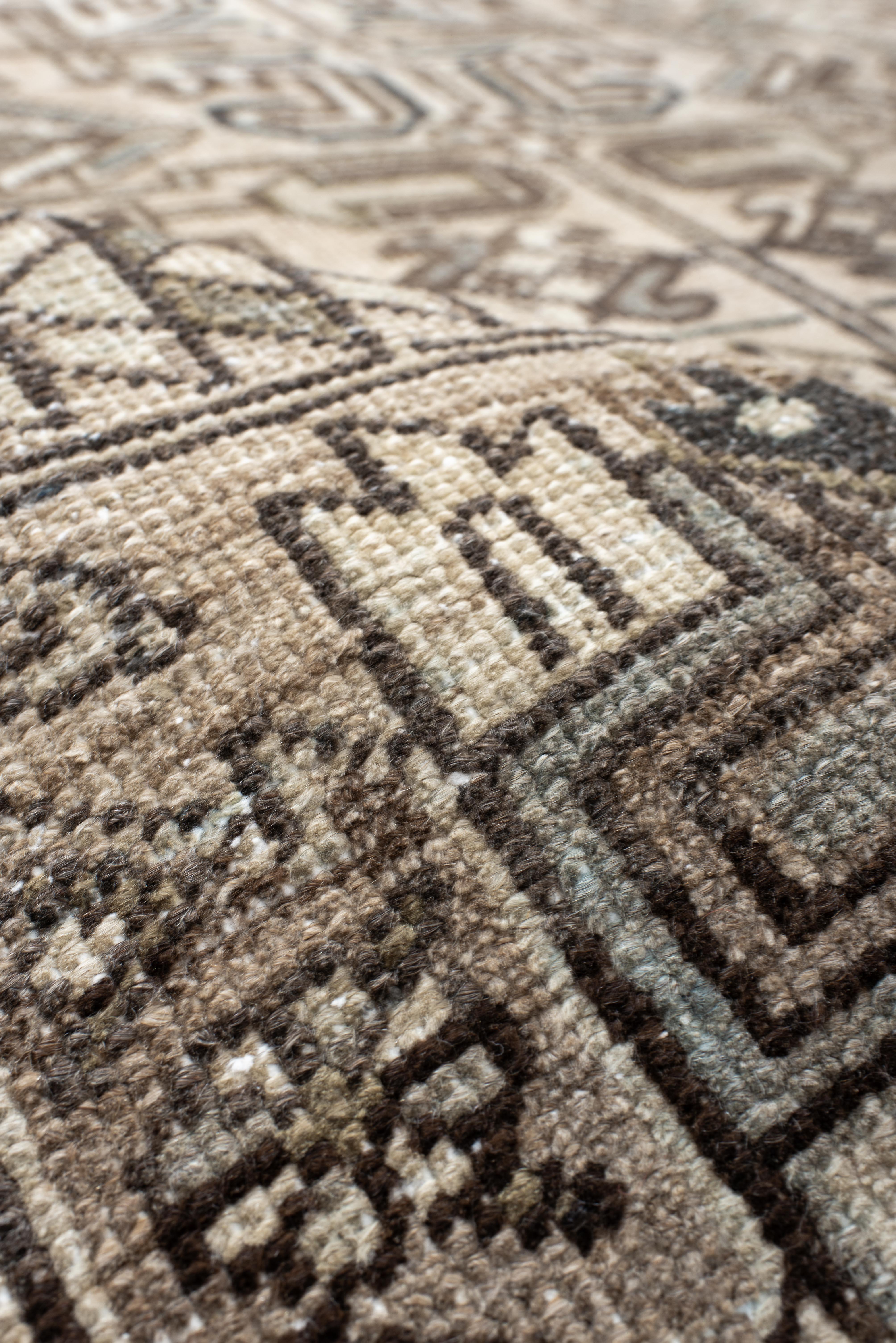 Tapis vintage Heriz à motifs tribaux sable et cacao Bon état - En vente à New York, NY
