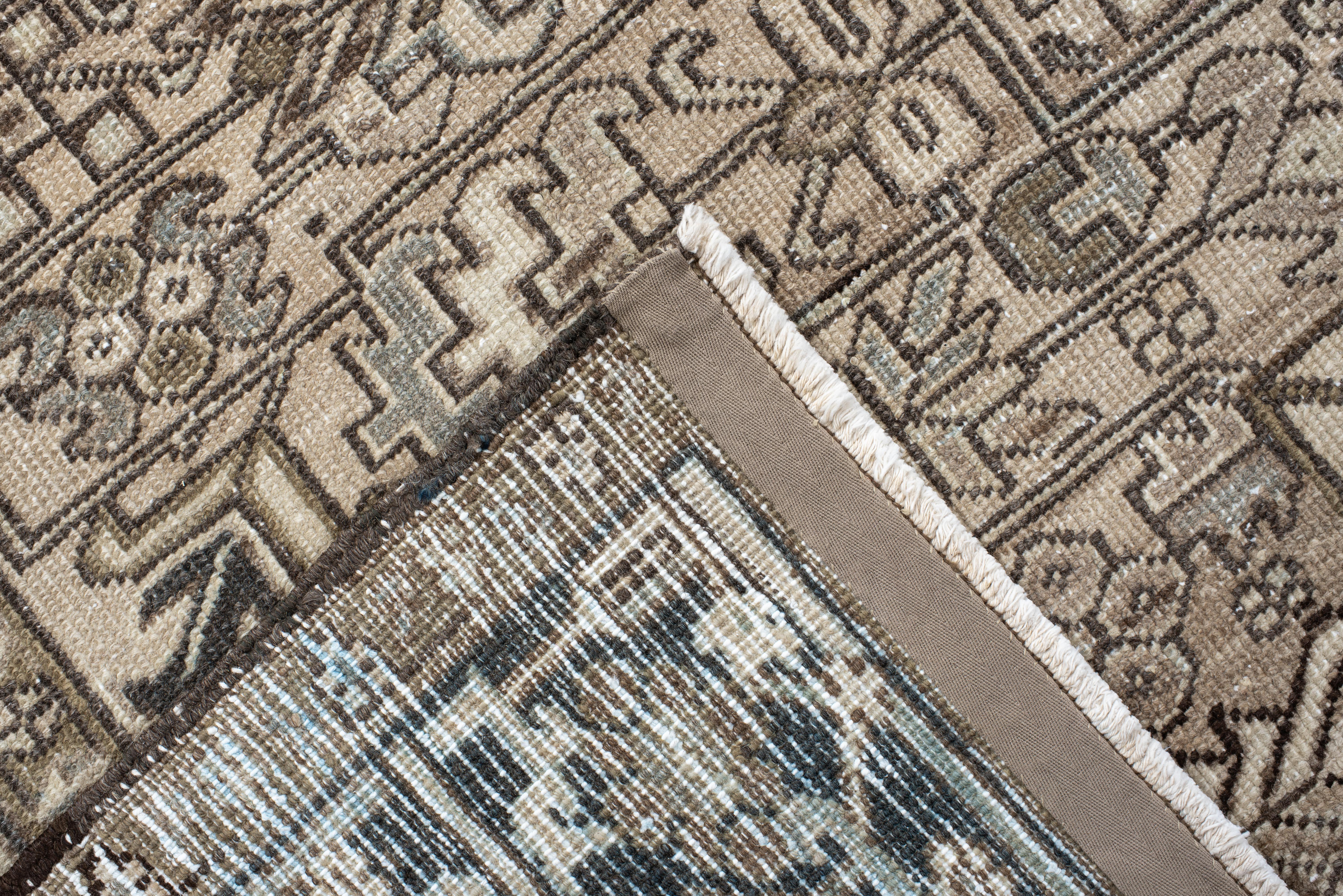 20ième siècle Tapis vintage Heriz à motifs tribaux sable et cacao en vente