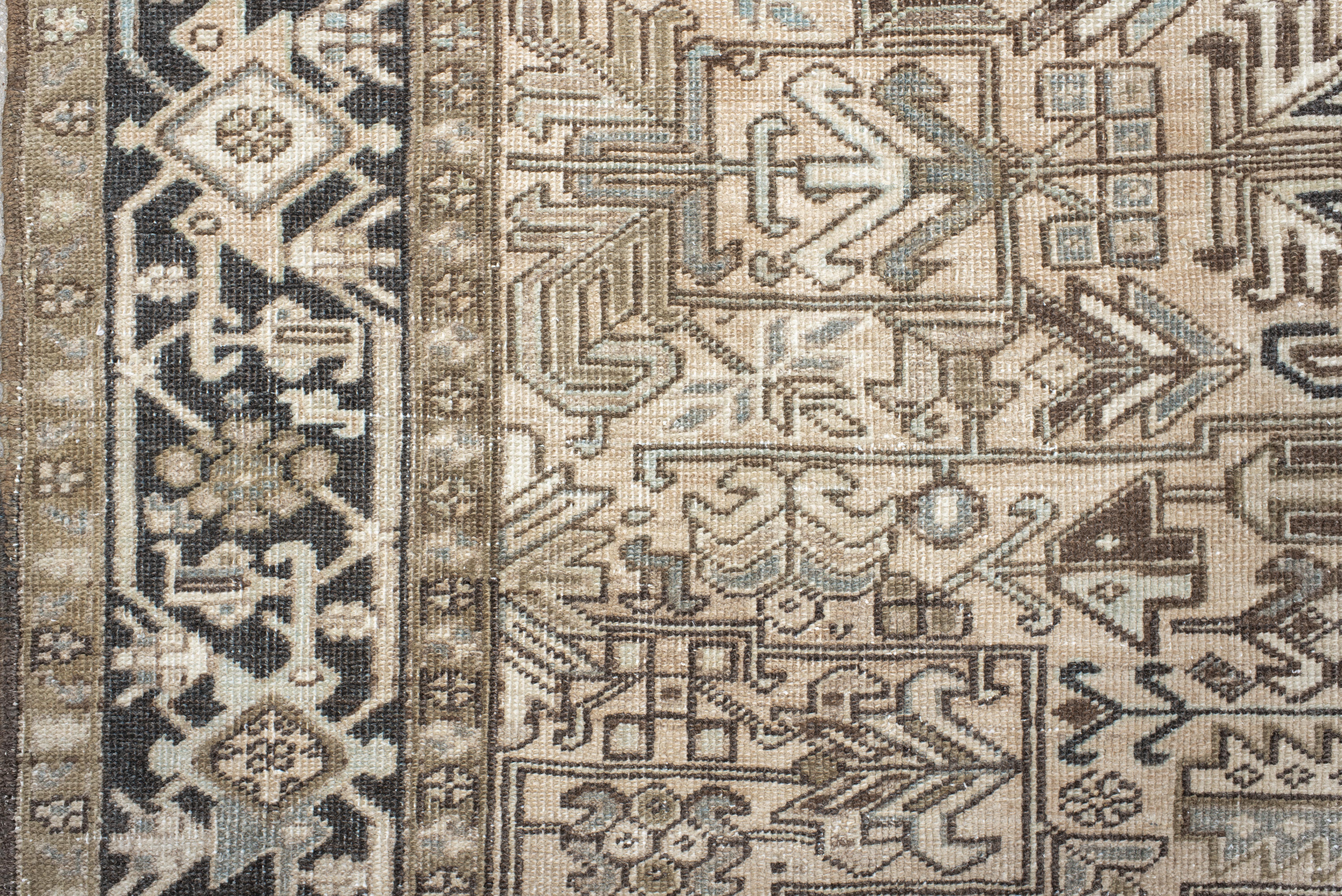Laine Tapis vintage Heriz à motifs tribaux sable et cacao en vente