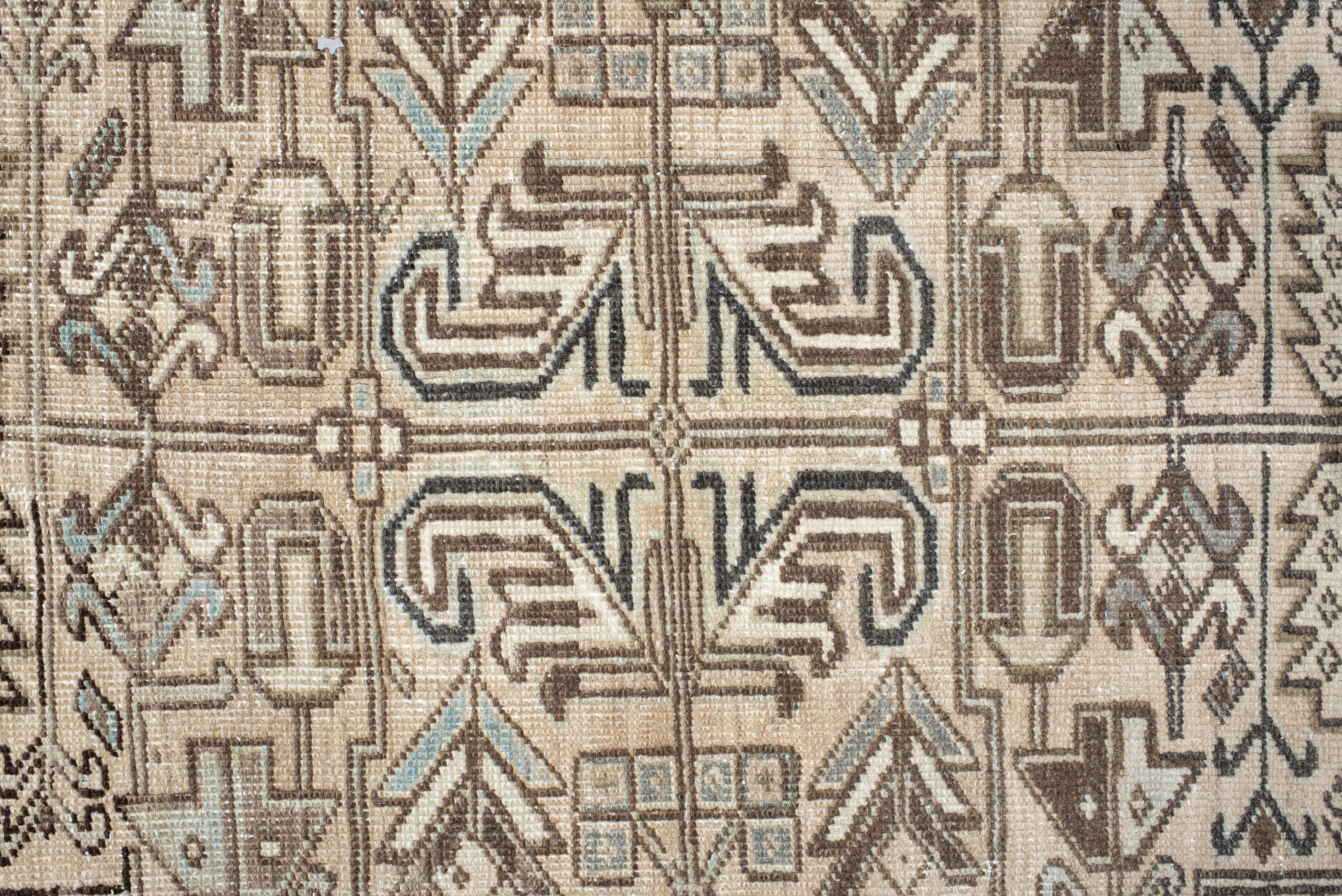 Tapis vintage Heriz à motifs tribaux sable et cacao en vente 1