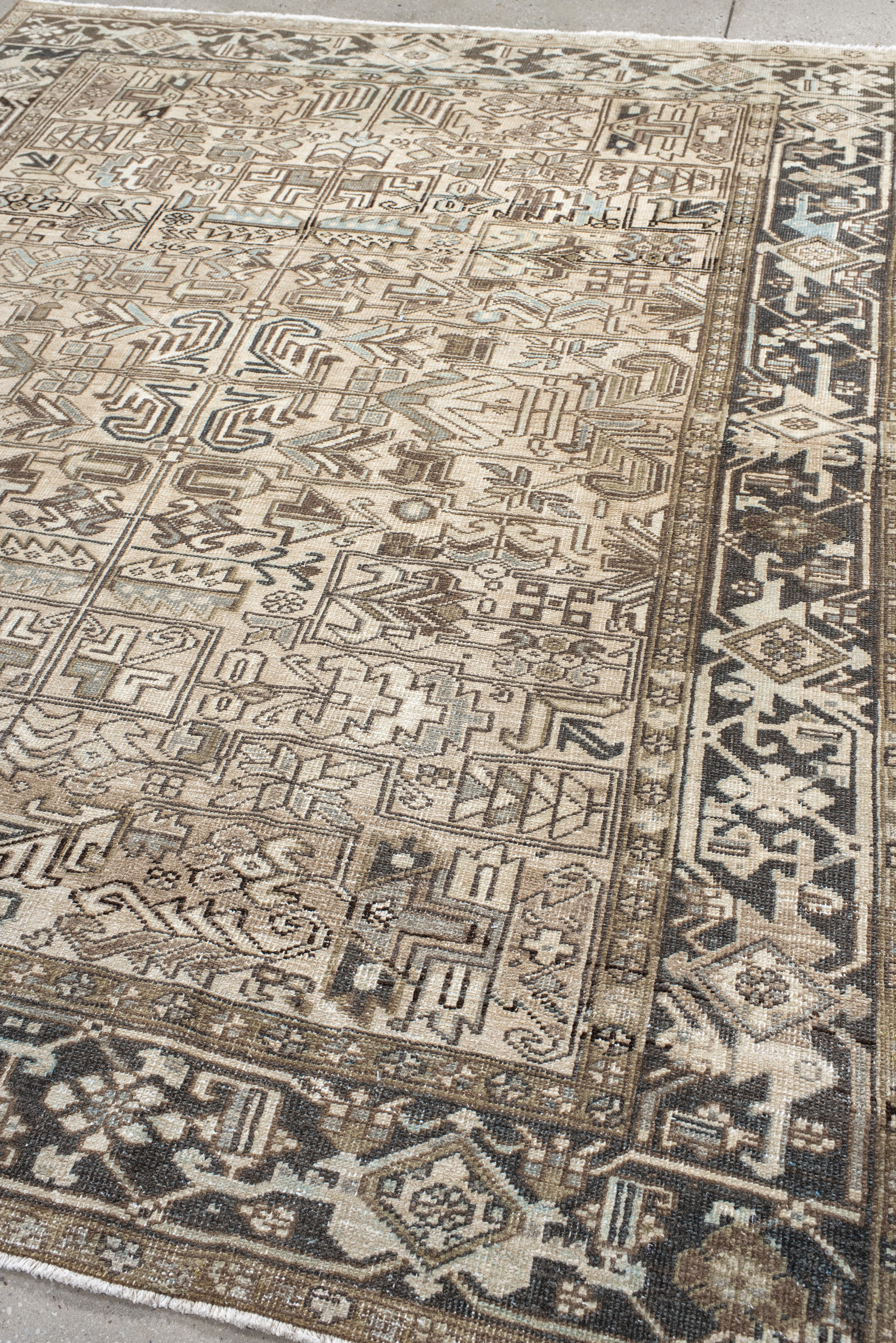 Tapis vintage Heriz à motifs tribaux sable et cacao en vente 2