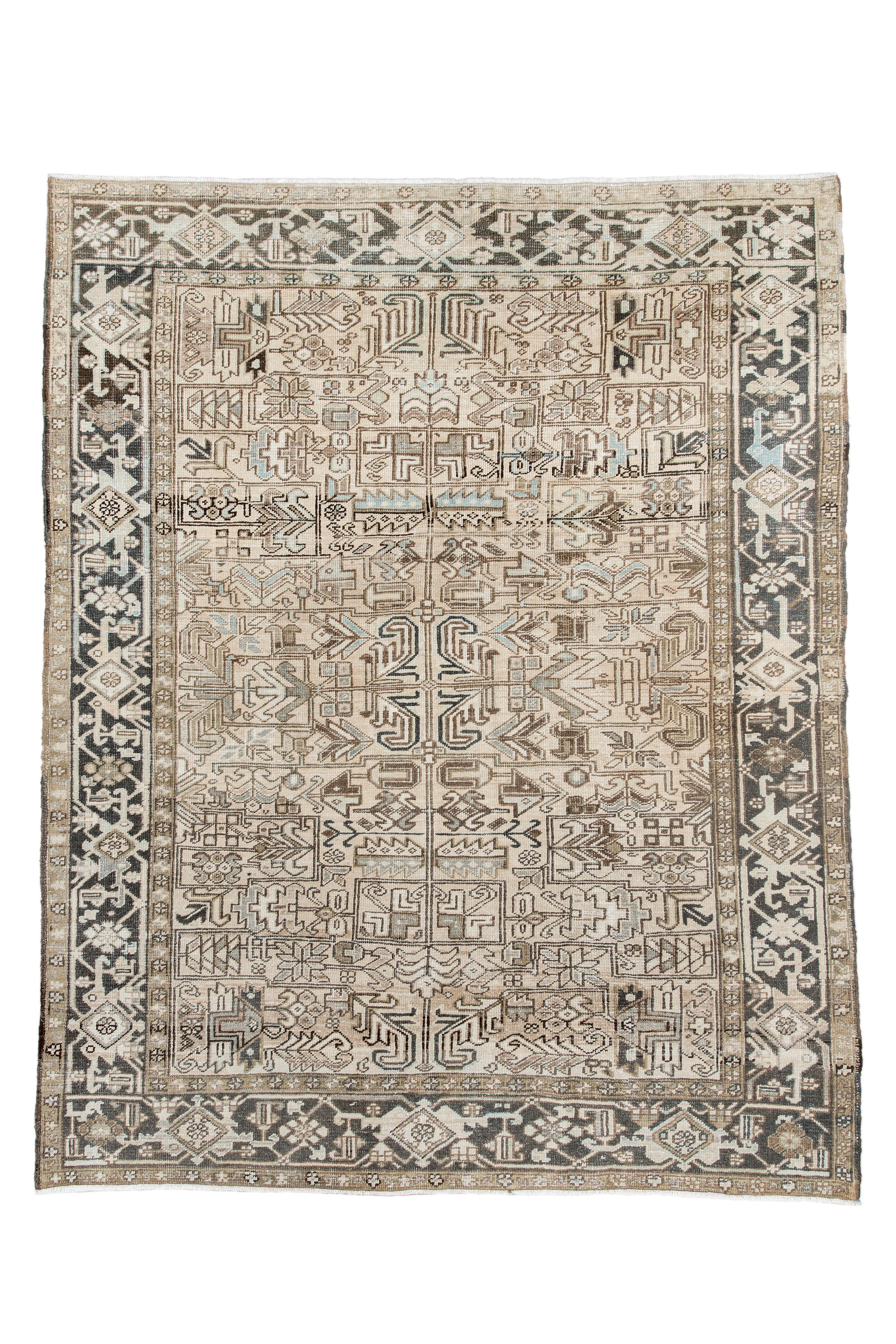 Tapis vintage Heriz à motifs tribaux sable et cacao en vente