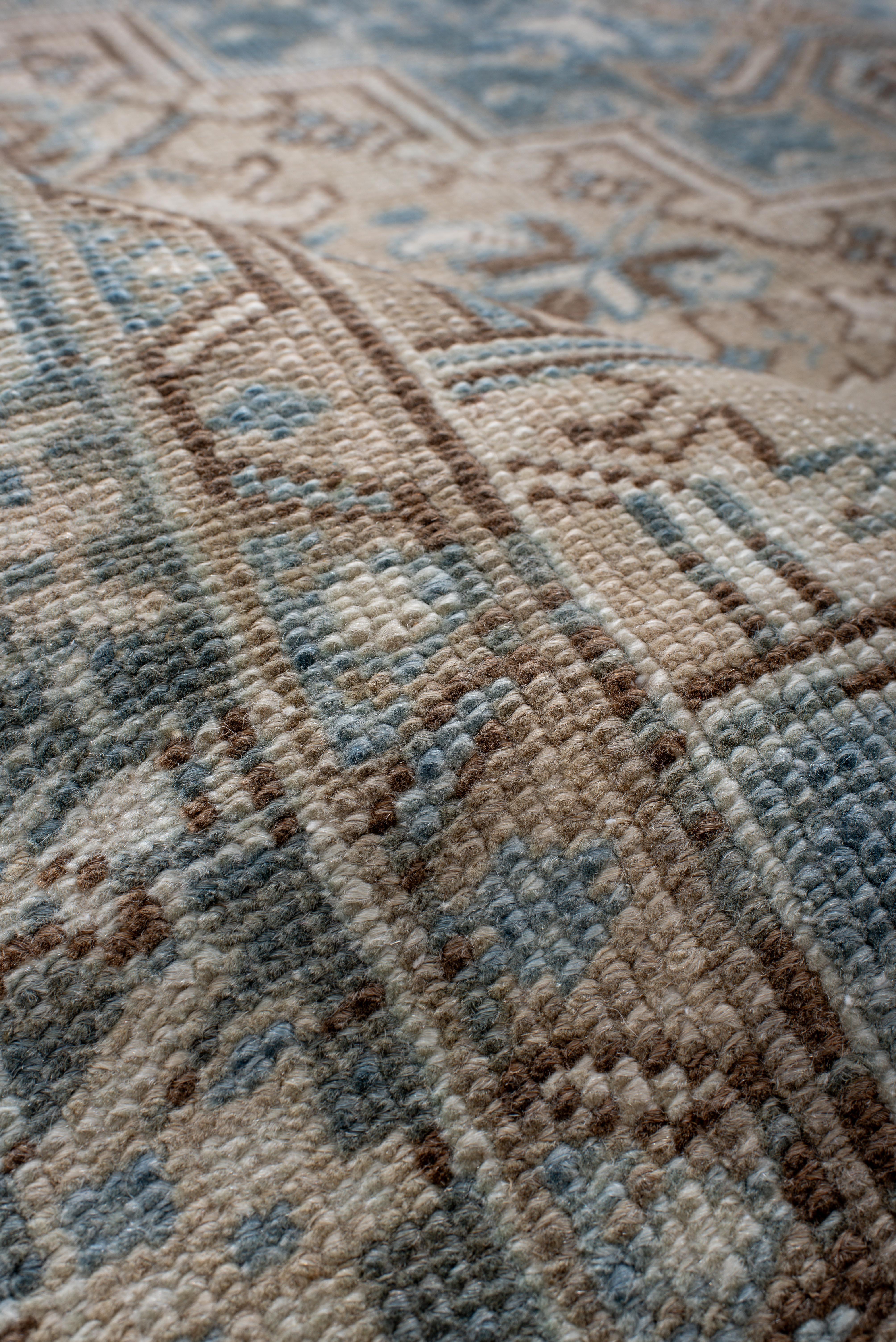 Alfombra Heriz Vintage con Medallón Azul Suave y Campo Floral Crema en Bueno estado para la venta en New York, NY