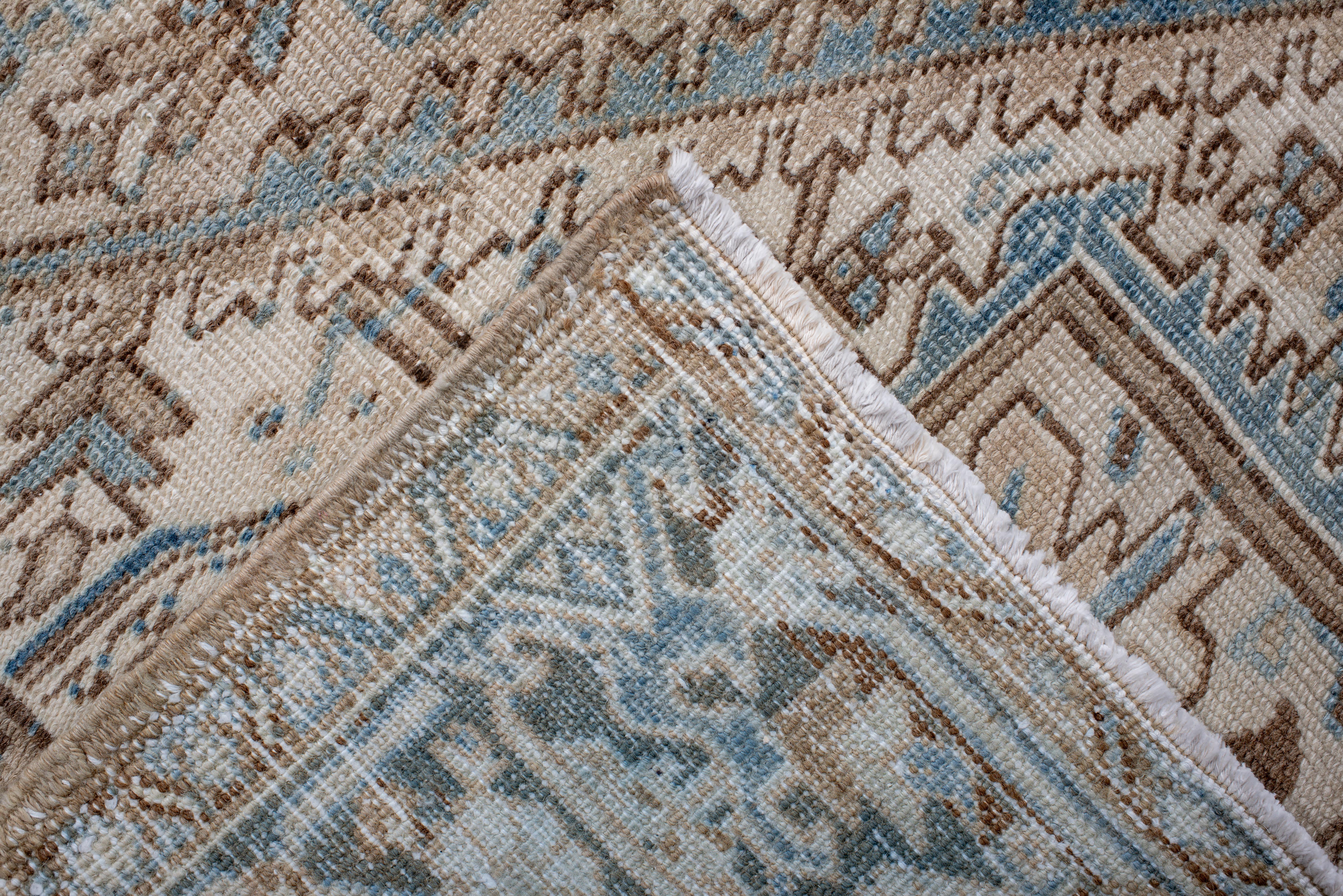 Alfombra Heriz Vintage con Medallón Azul Suave y Campo Floral Crema siglo XX en venta