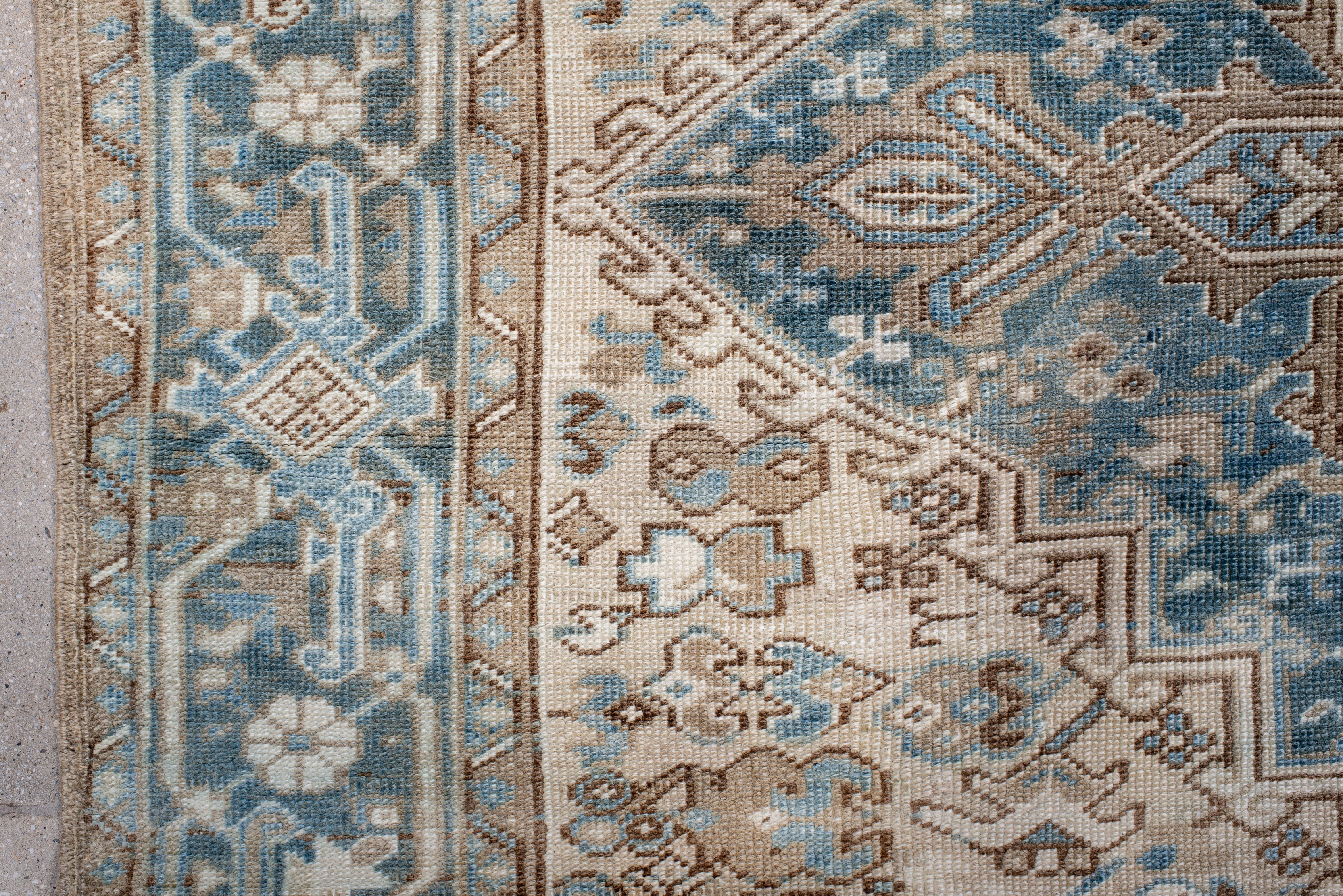 Alfombra Heriz Vintage con Medallón Azul Suave y Campo Floral Crema Lana en venta