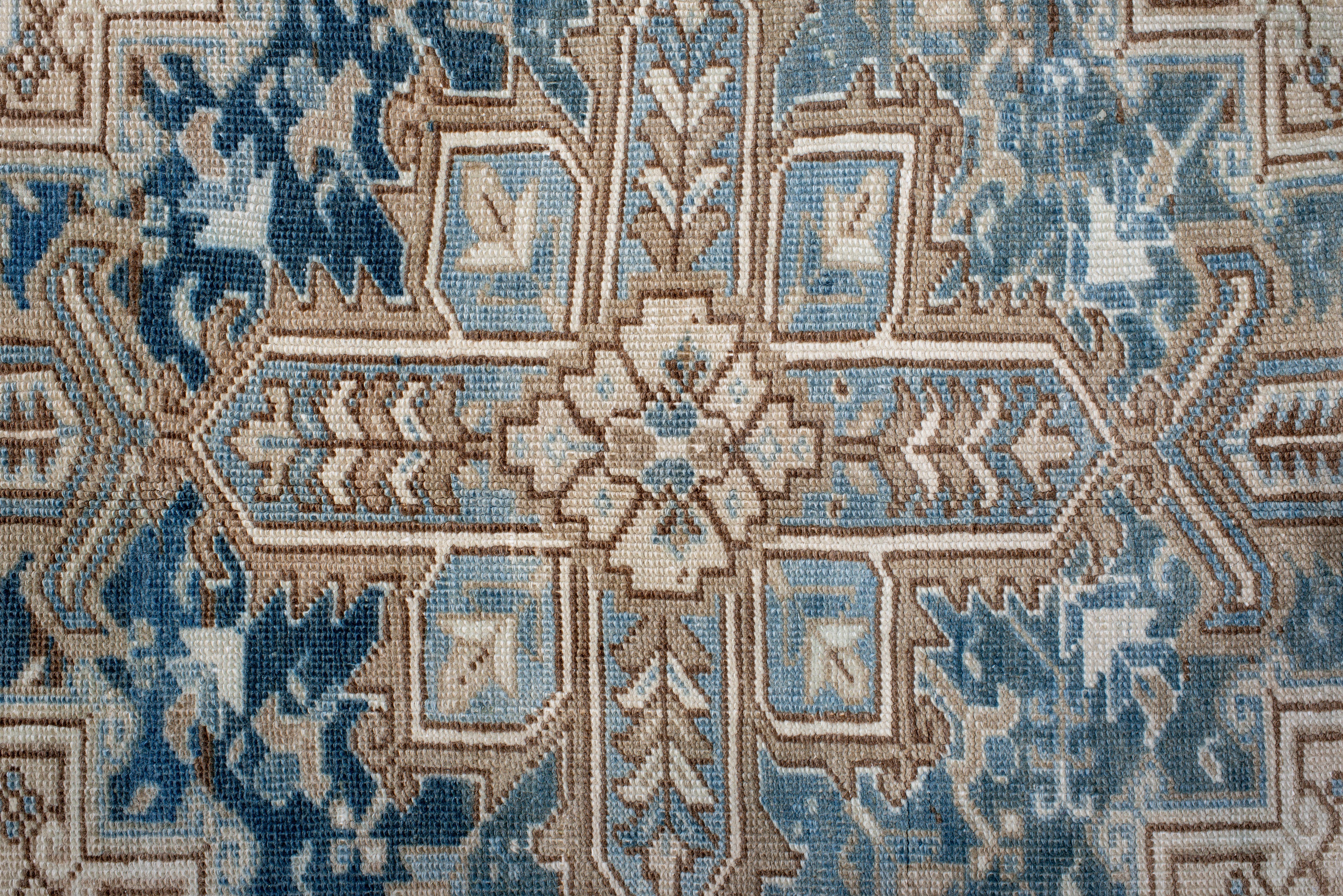 Alfombra Heriz Vintage con Medallón Azul Suave y Campo Floral Crema en venta 1