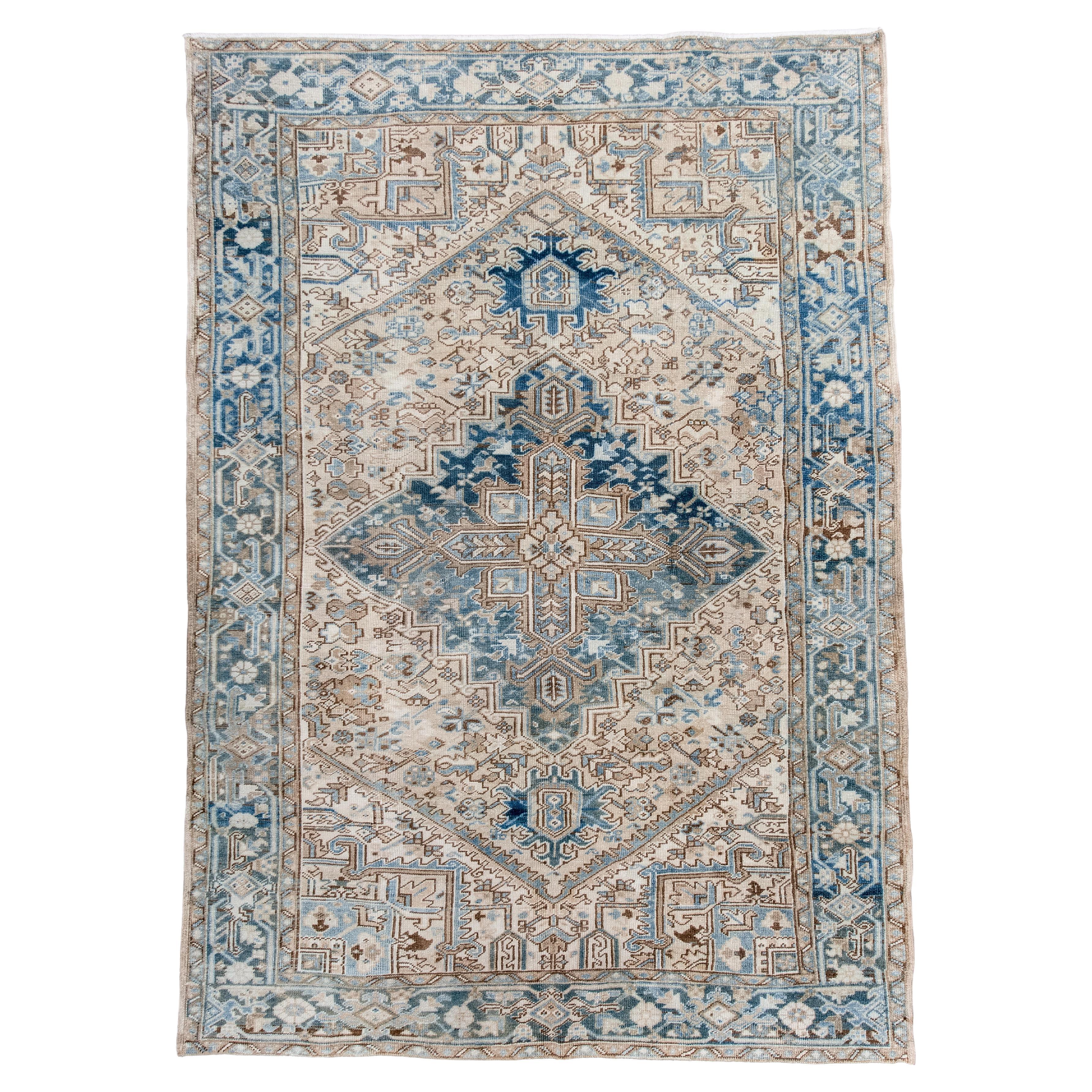 Tappeto Heriz vintage con medaglione blu e campo floreale color crema