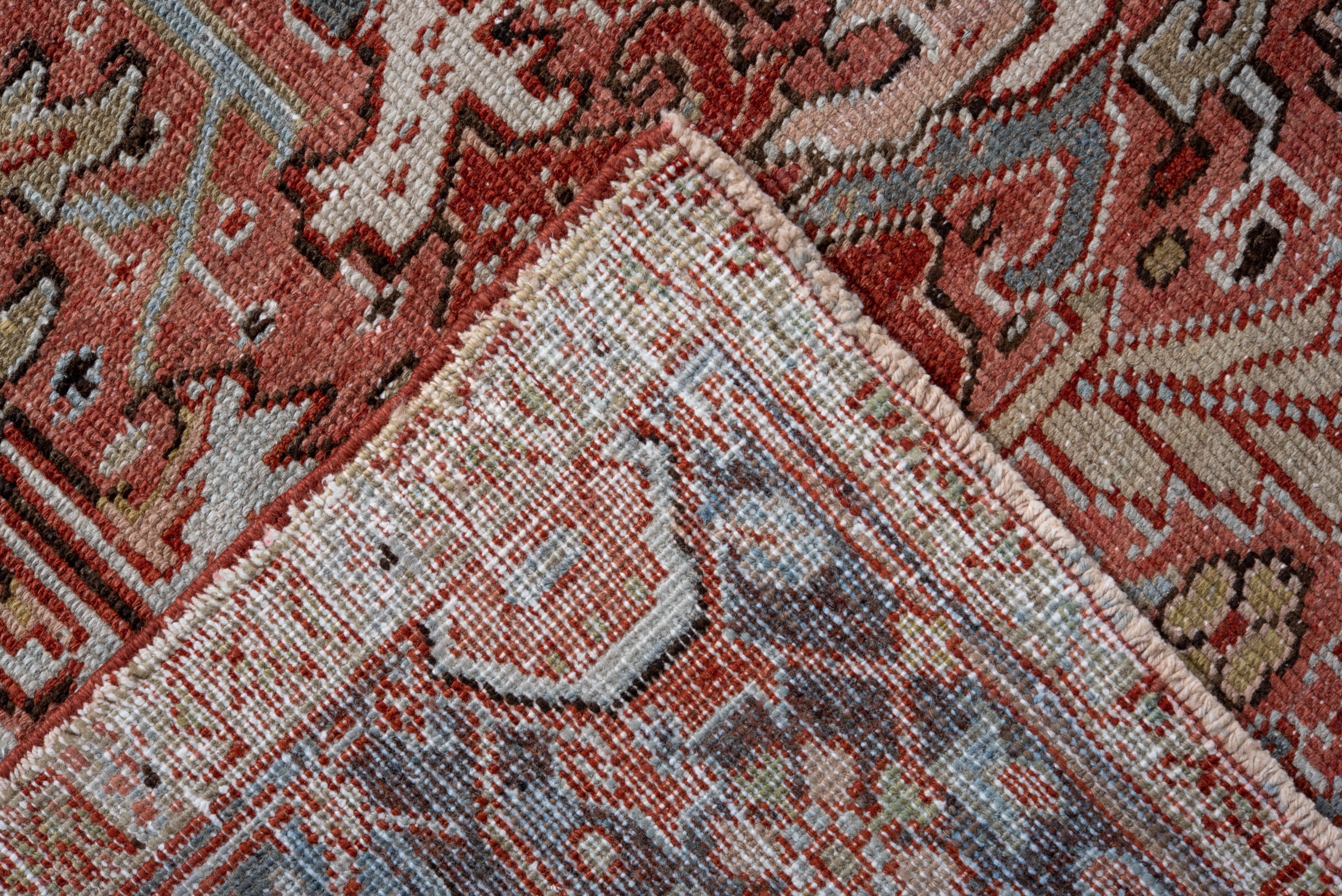 Alfombra Heriz Vintage con suave campo de terracota y motivos botánicos azul y verde en Bueno estado para la venta en New York, NY