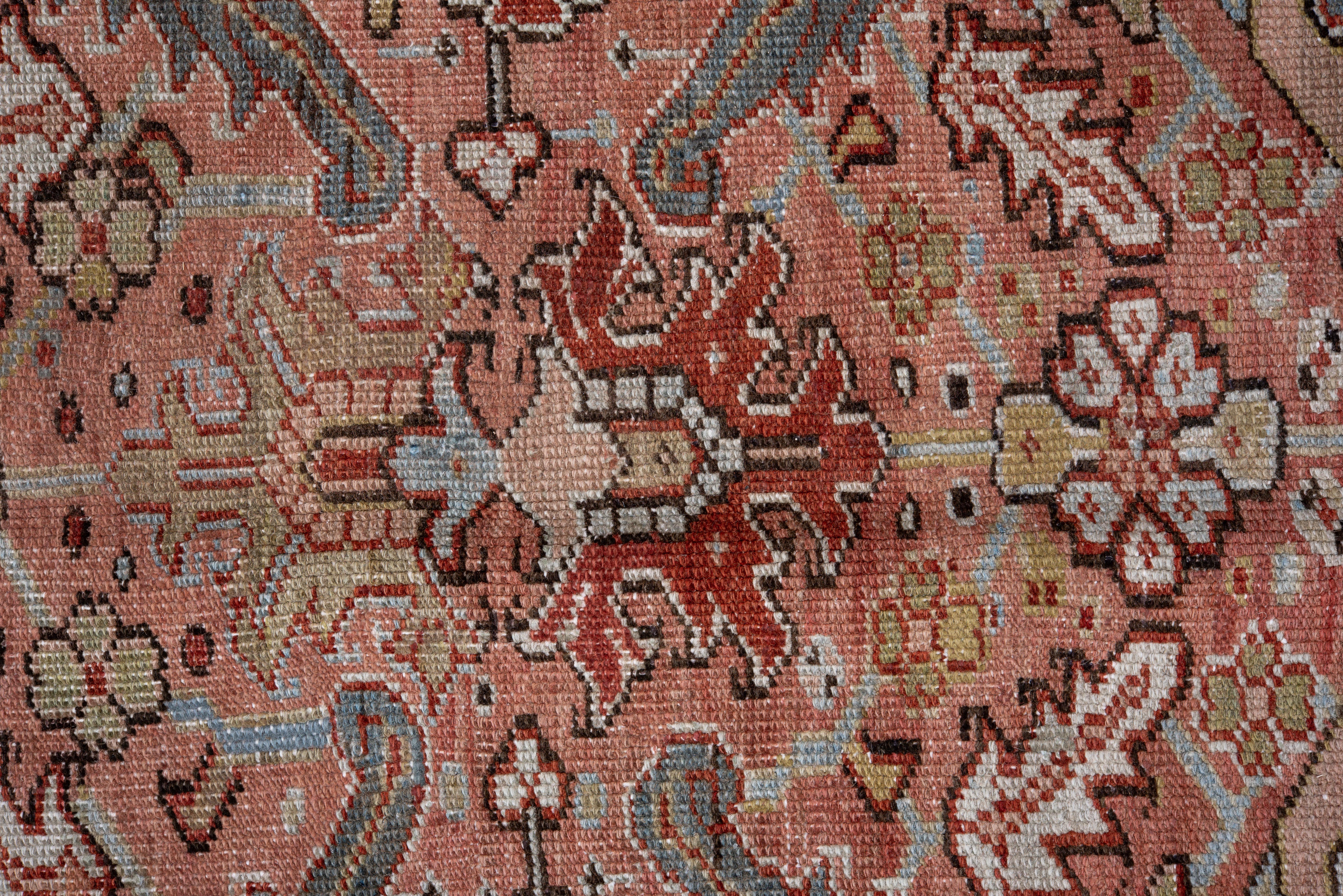 Alfombra Heriz Vintage con suave campo de terracota y motivos botánicos azul y verde siglo XX en venta