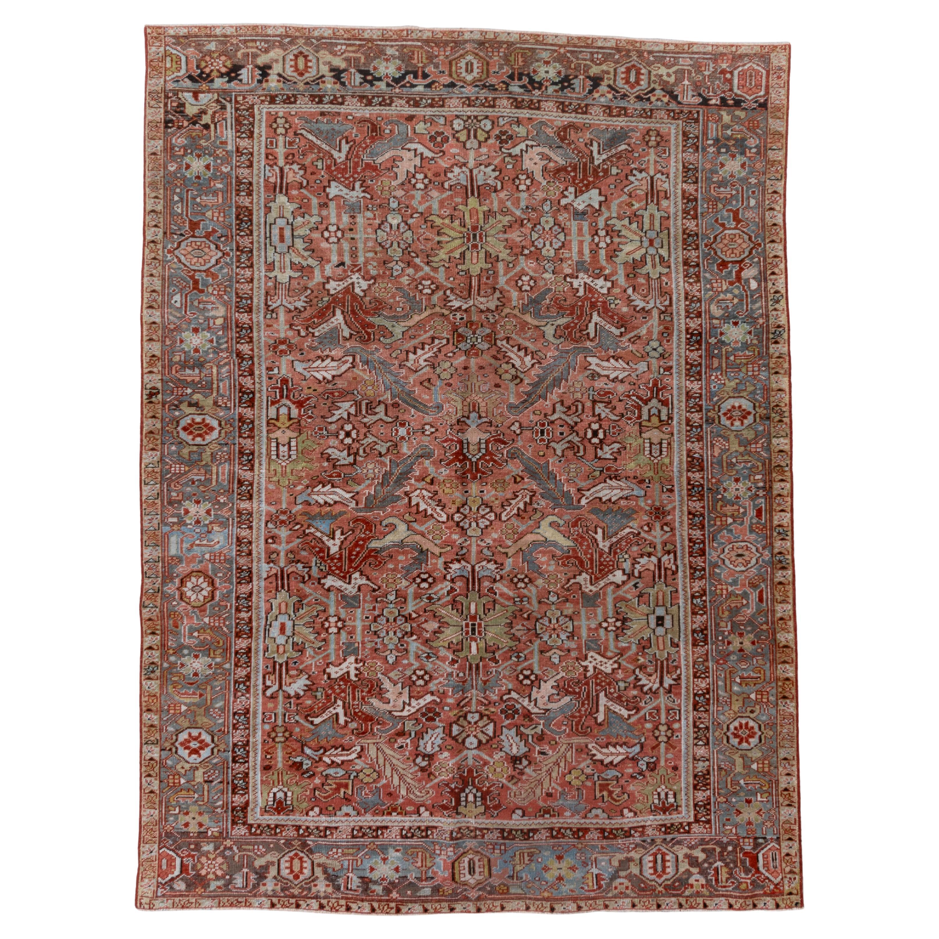 Alfombra Heriz Vintage con suave campo de terracota y motivos botánicos azul y verde en venta