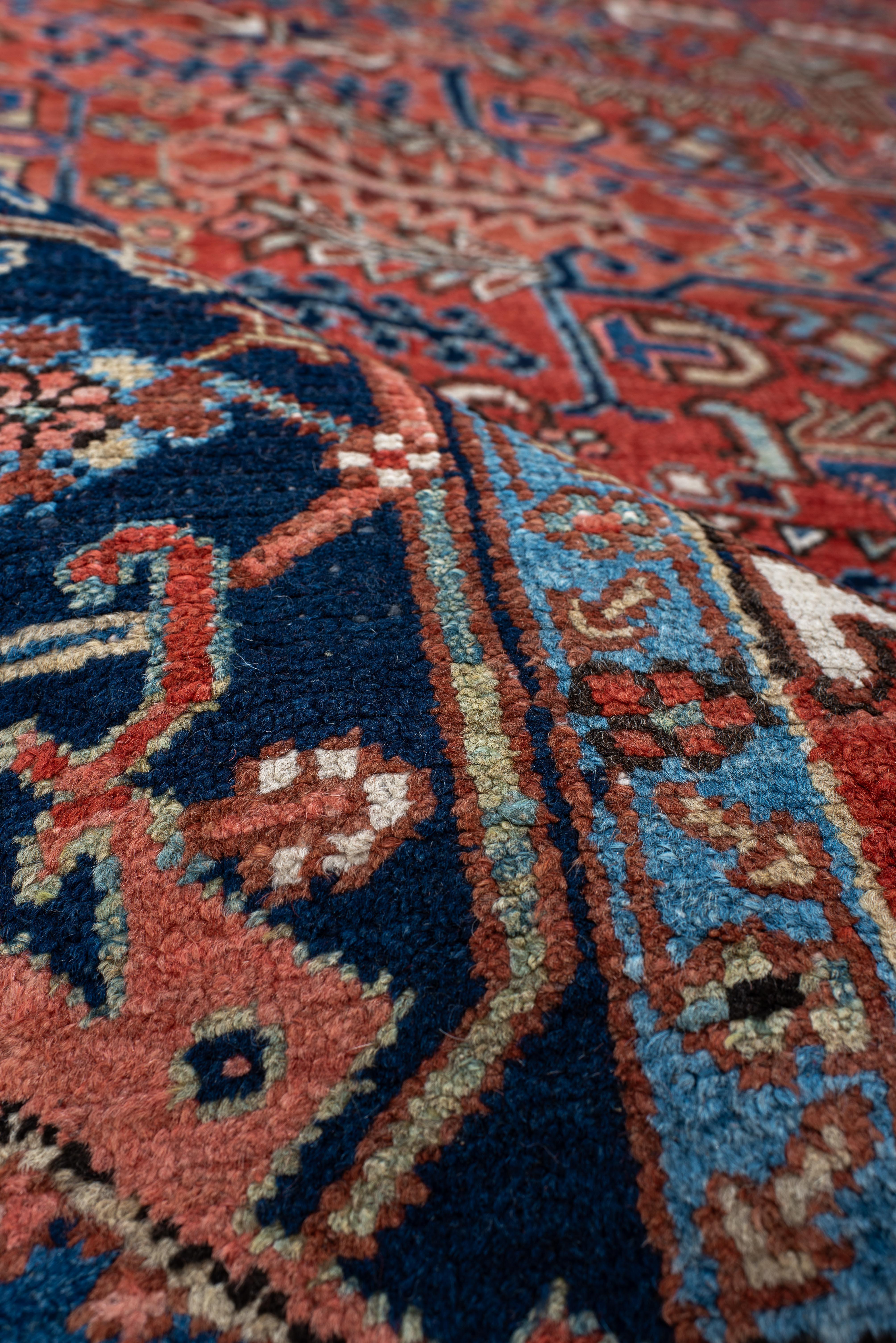 Alfombra Heriz Vintage con Campo de Terracota y Detalle de Borde Añil en Bueno estado para la venta en New York, NY