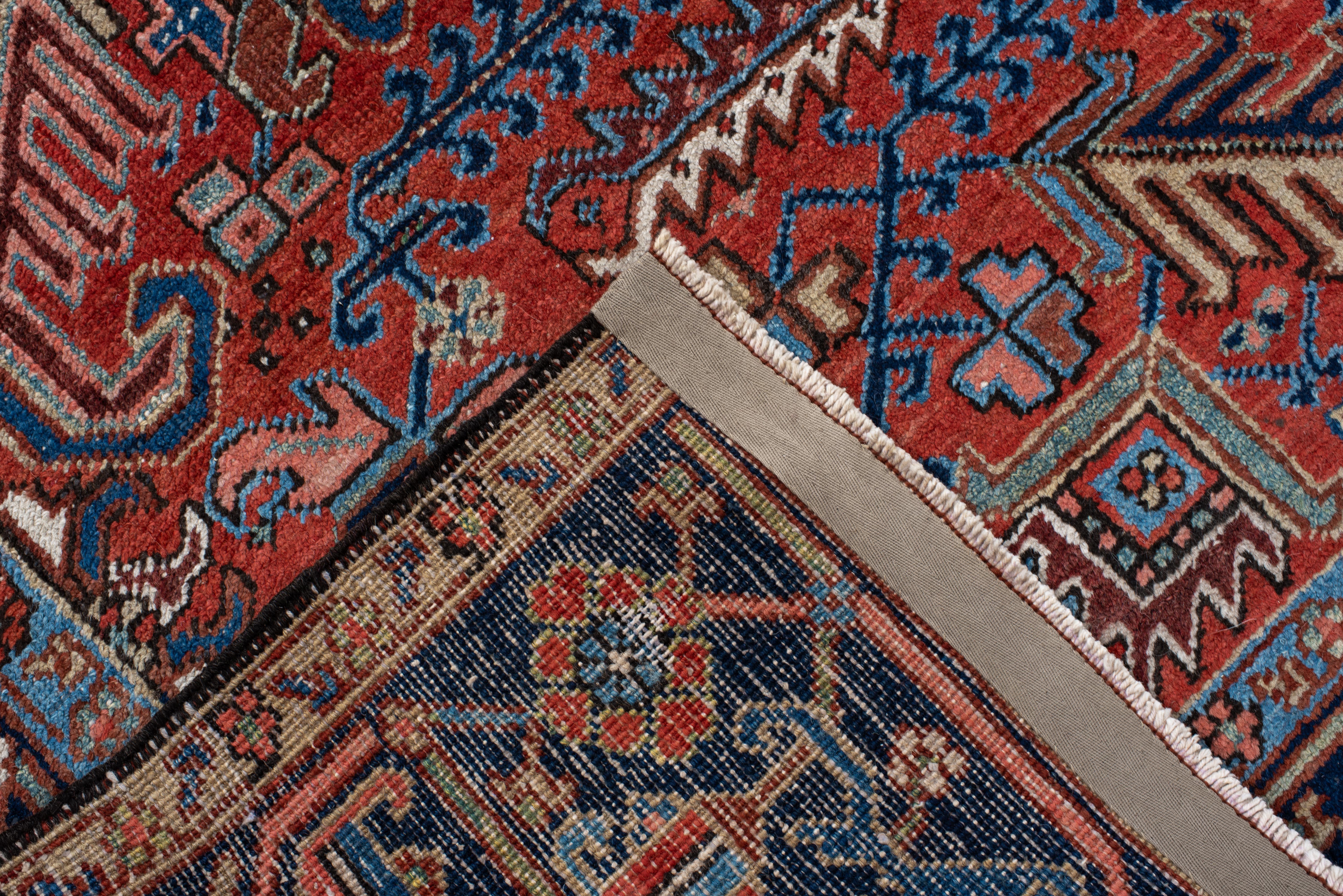 Alfombra Heriz Vintage con Campo de Terracota y Detalle de Borde Añil siglo XX en venta