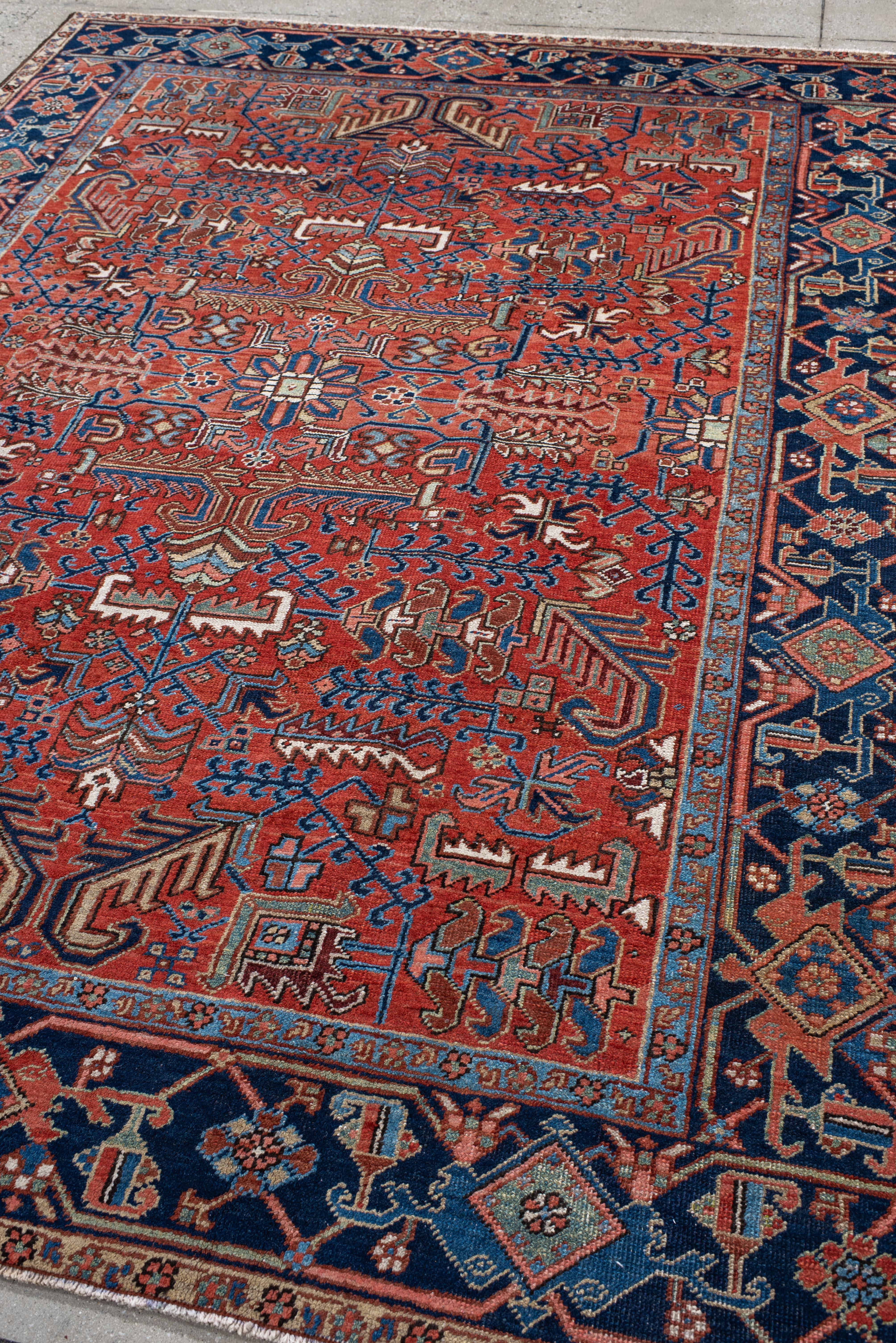 Alfombra Heriz Vintage con Campo de Terracota y Detalle de Borde Añil en venta 1