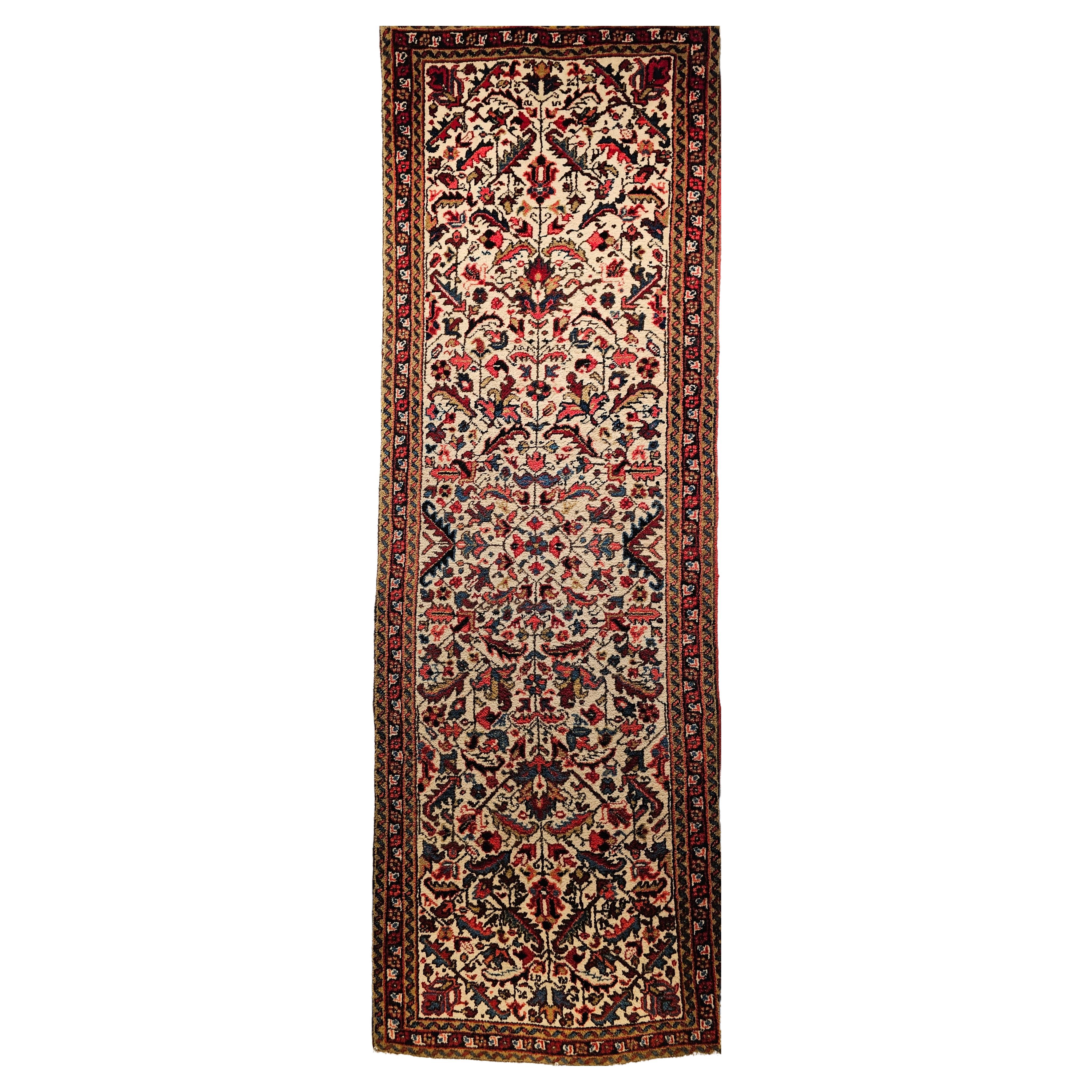 Tapis de couloir persan Heriz vintage à motif géométrique sur toute sa surface en ivoire, vert et bleu en vente