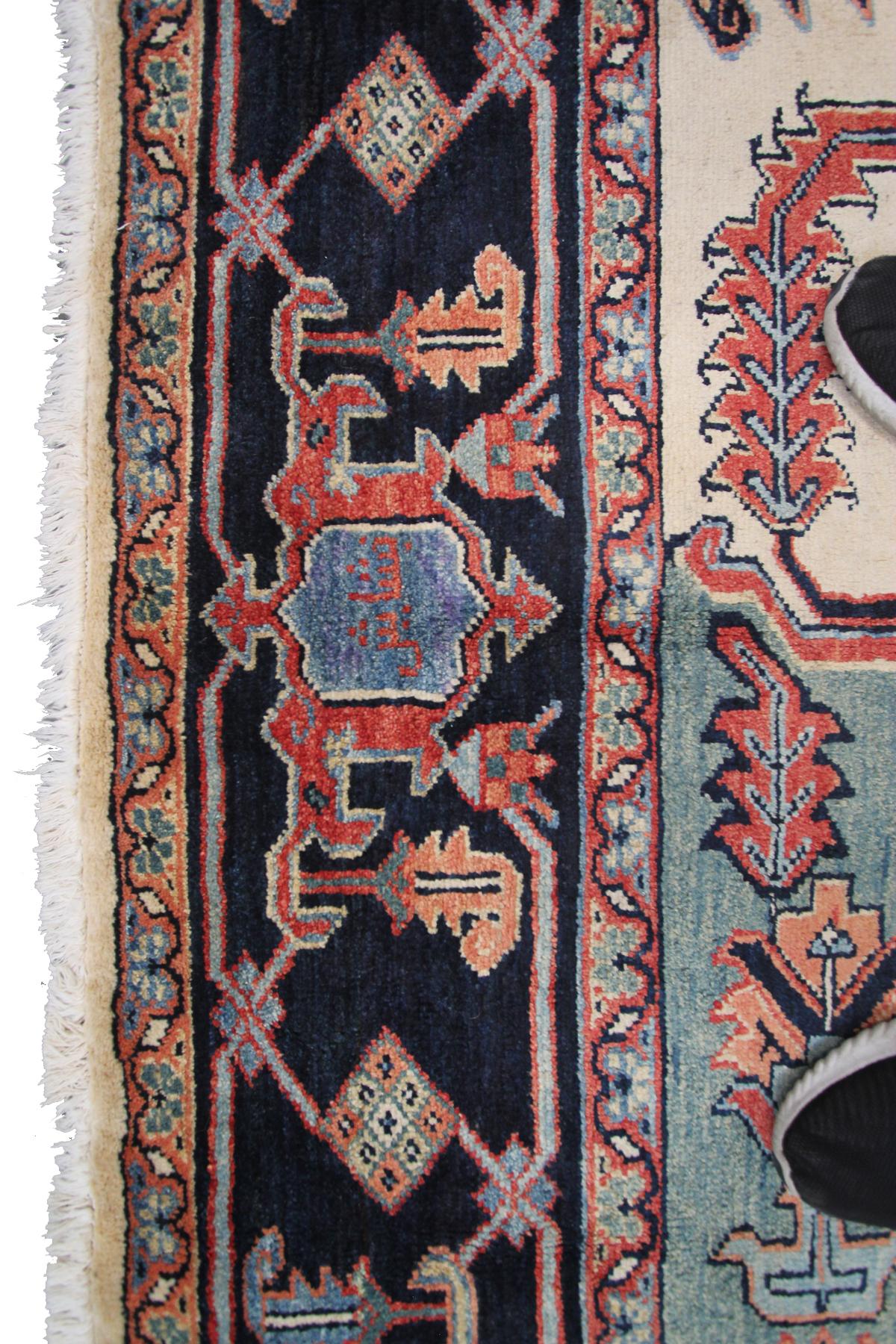 Geometrischer persischer Heriz Serapi Teppich in Elfenbein, handgefertigter Heriz-Teppich im Angebot 1