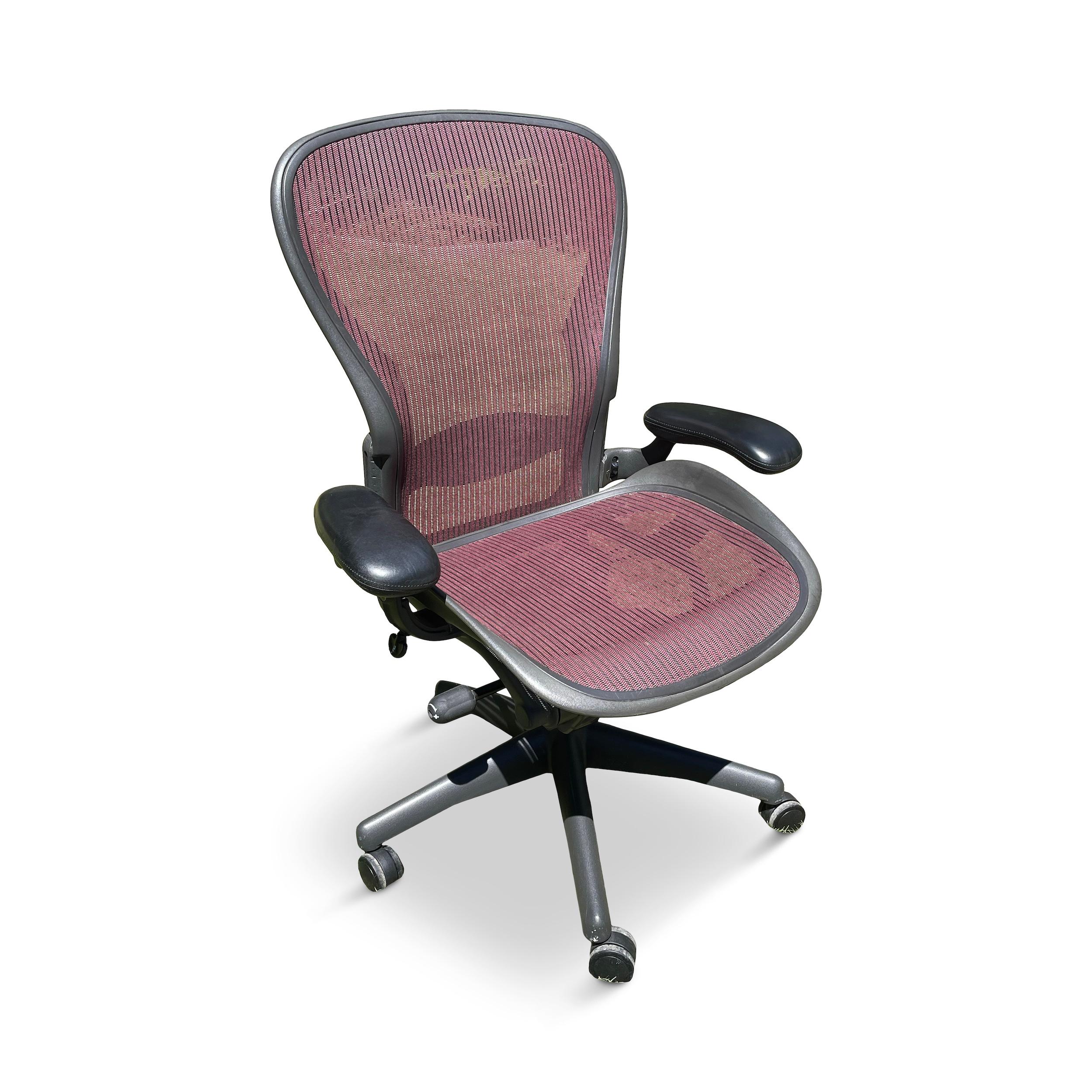 Un'icona del design contemporaneo perfettamente progettata, questa sedia Aeron rappresenta l'apice dell'innovazione delle sedute ergonomiche. Progettato dal leggendario duo Don Chadwick e Bill Stumpf per Herman Miller, questo modello di taglia C (la
