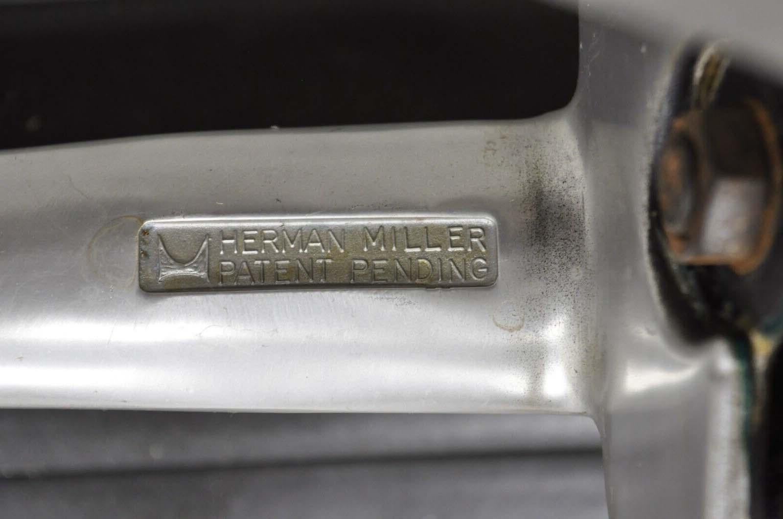 Vintage Herman Miller Charles and Ray Eames Design Swivel Aluminum Group Chair. For Sale 3