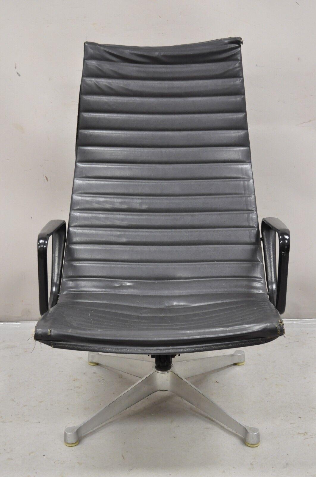 Chaise de groupe vintage Herman Miller Charles and Ray Eames Design pivotante en aluminium Circa Late 20th Century. Dimensions : 40