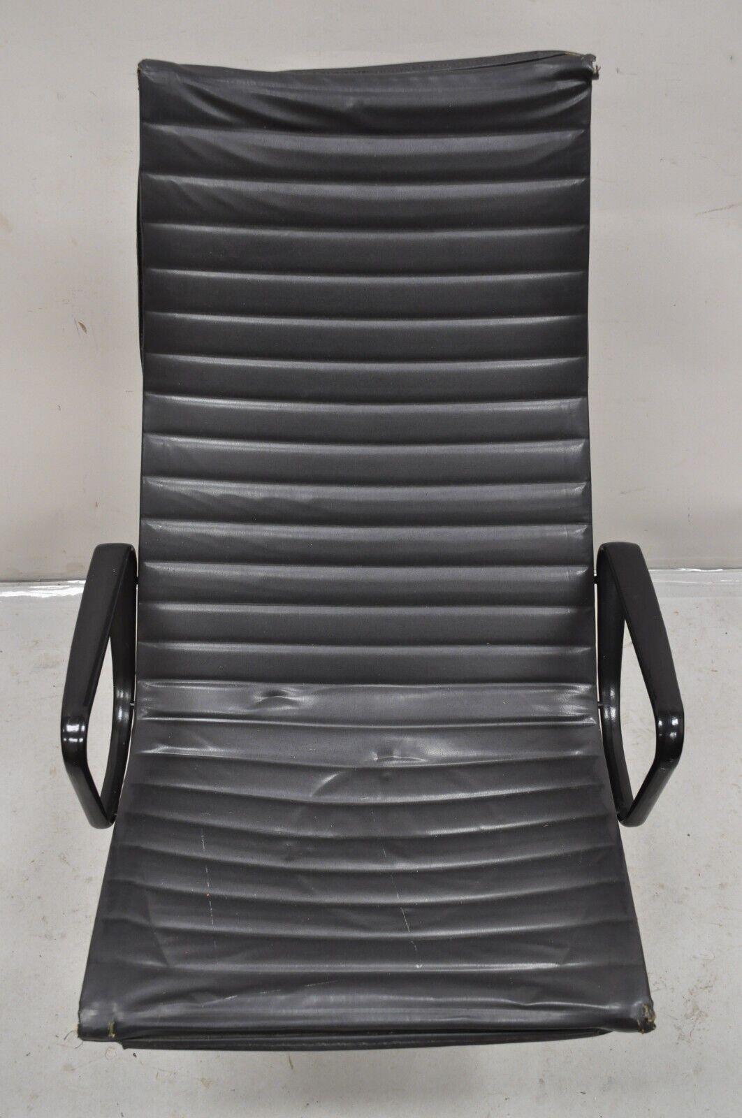 Mid-Century Modern Chaise de groupe vintage Herman Miller Charles and Ray Eames Design pivotante en aluminium  en vente