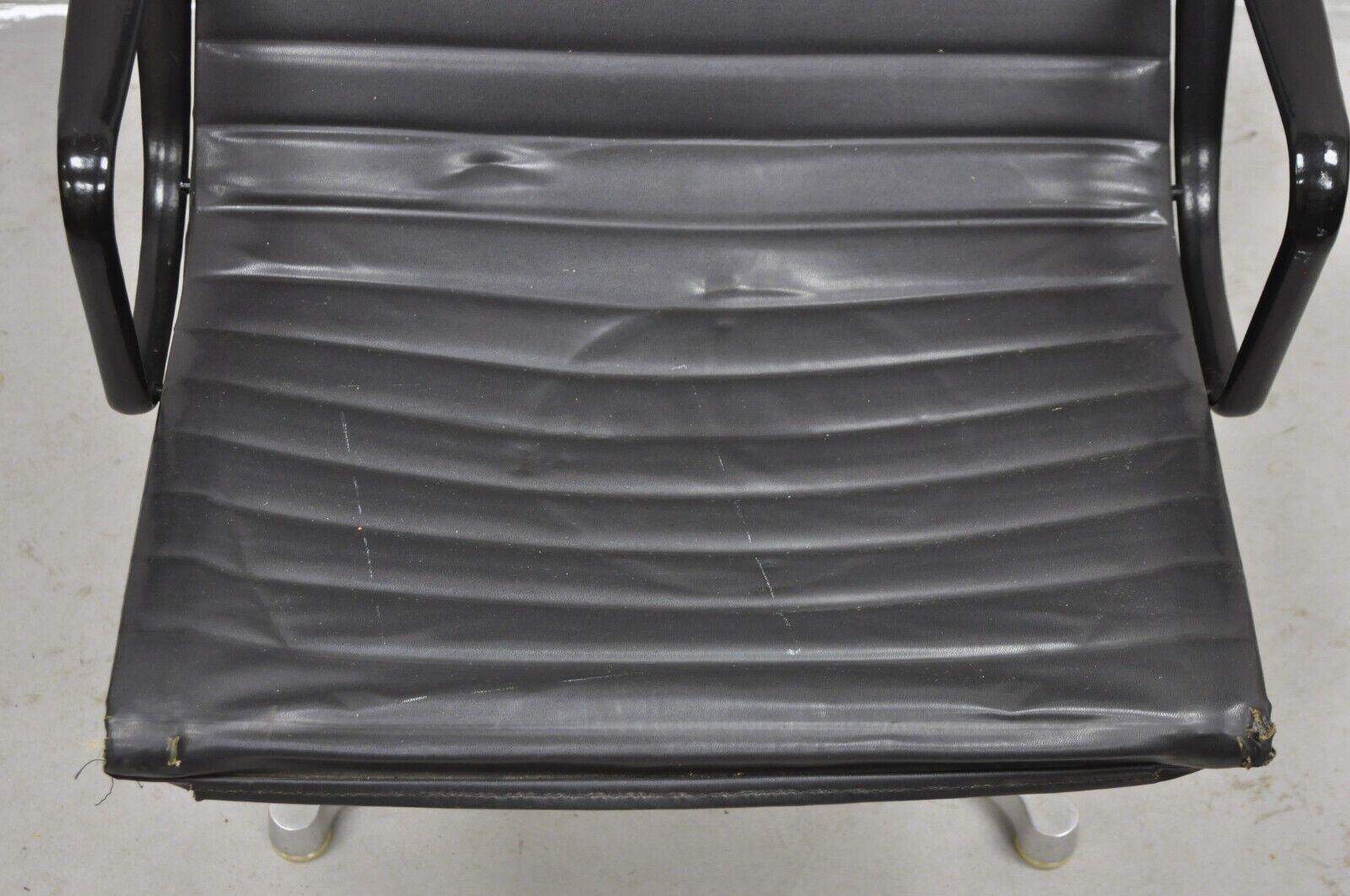 20ième siècle Chaise de groupe vintage Herman Miller Charles and Ray Eames Design pivotante en aluminium  en vente