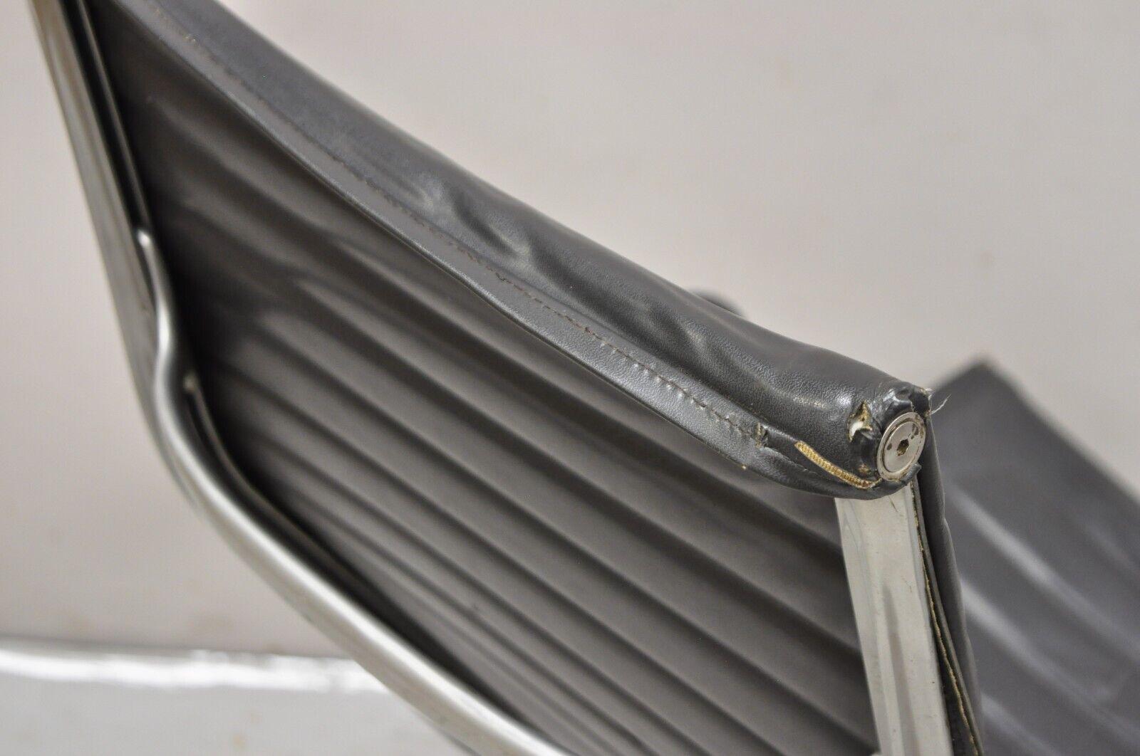 20th Century Vintage Herman Miller Charles and Ray Eames Design Swivel Aluminum Group Chair. For Sale