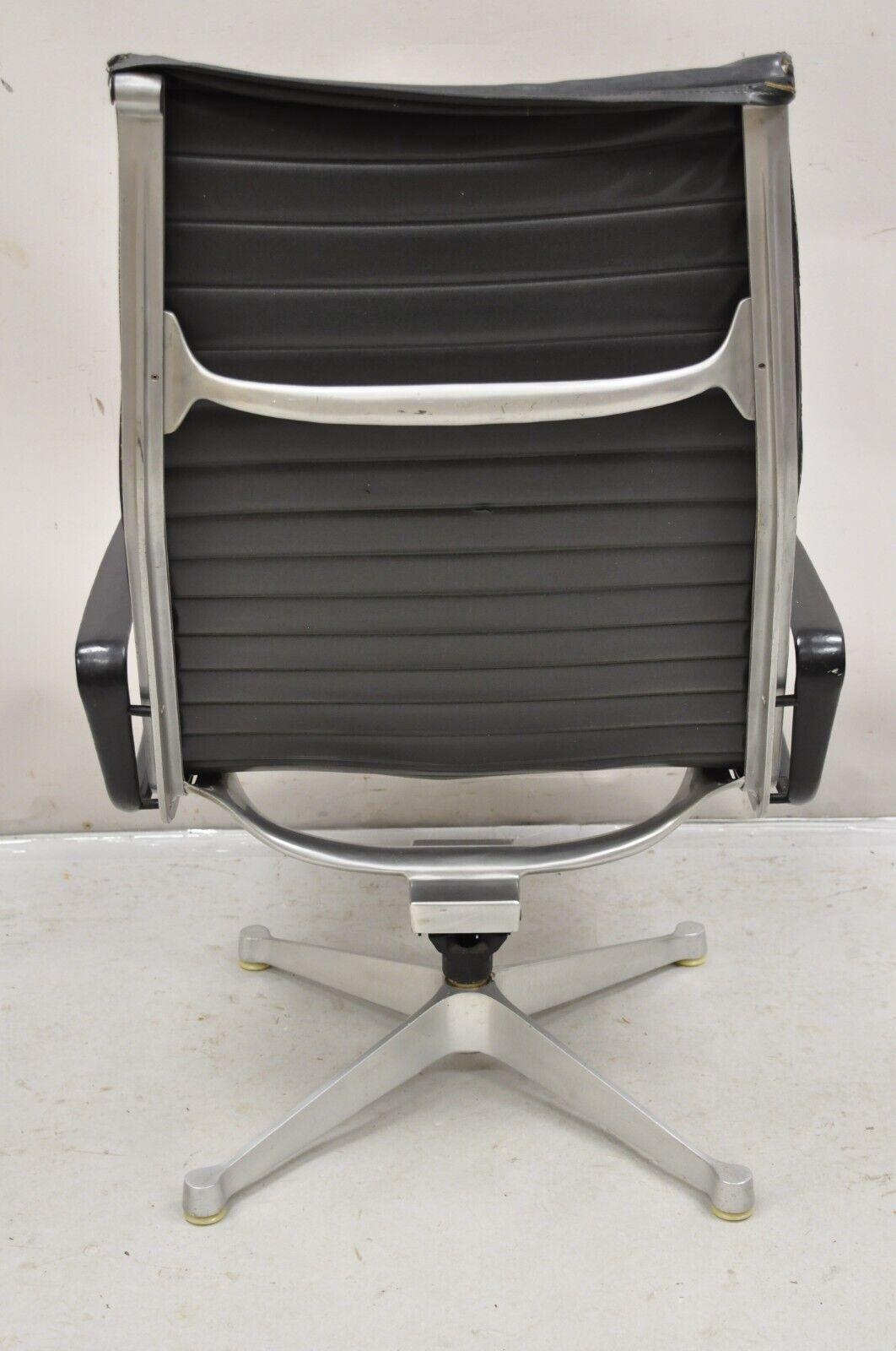 Chaise de groupe vintage Herman Miller Charles and Ray Eames Design pivotante en aluminium  en vente 2