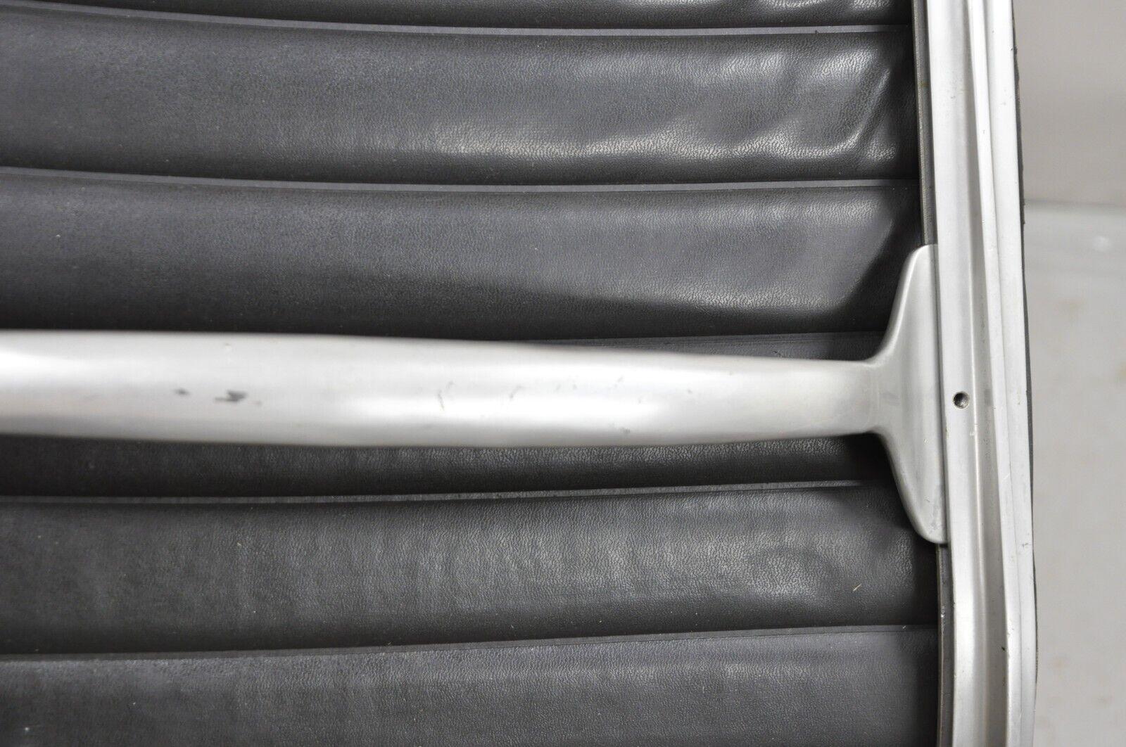 Chaise de groupe vintage Herman Miller Charles and Ray Eames Design pivotante en aluminium  en vente 3
