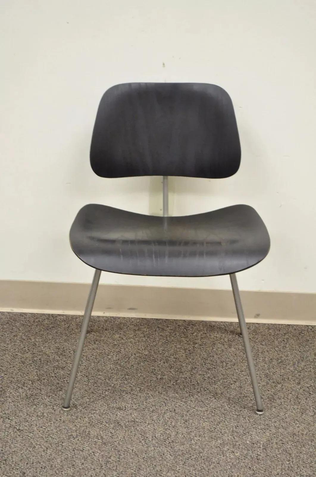 Sedia da pranzo di Herman Miller Charles and Ray Eames DCM in ebano, del primo Novecento. L'articolo presenta una seduta e uno schienale in compensato stampato nero tinto all'anilina su una struttura in acciaio, con finitura originale. Circa metà
