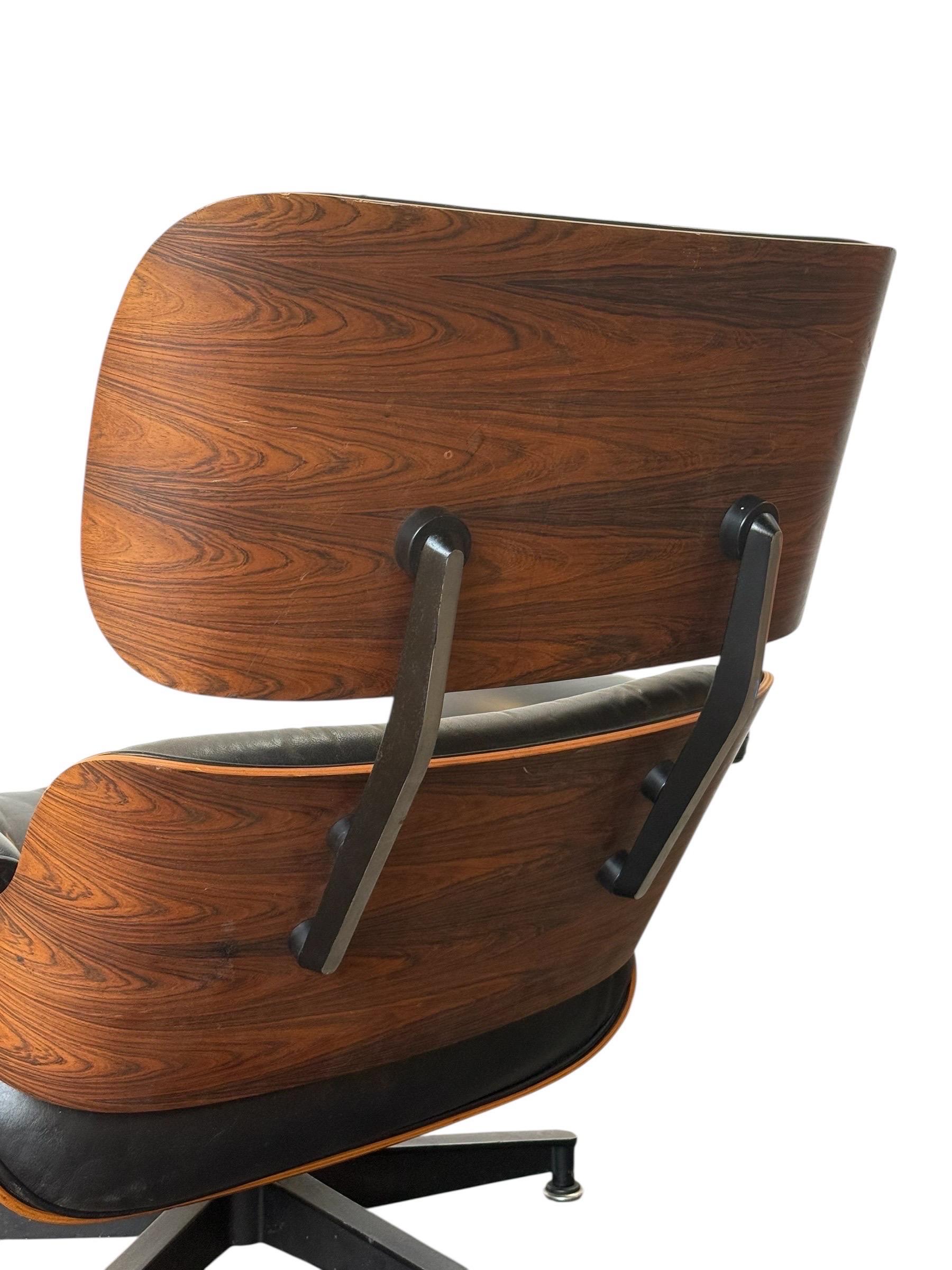 Wunderschöner originaler Herman Miller Eames Lounge Chair mit Ottomane. Schalen aus exotischem Holz und schwarze Lederkissen. Die Stoßdämpfer der Sitztafel wurden durch neue ersetzt (Wert $600). Mit Schaumstoff gefüllte Kissen bieten immer noch