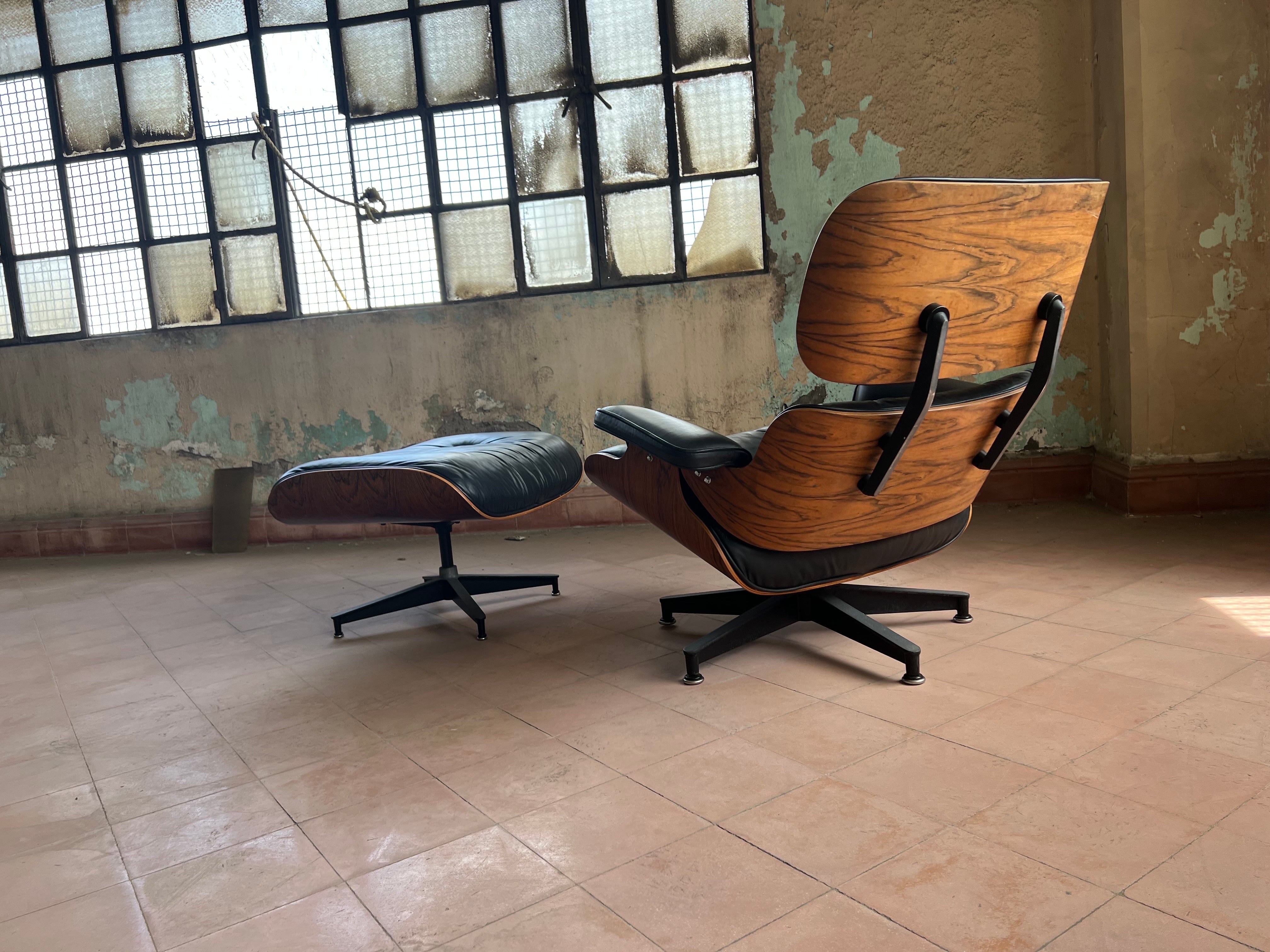 Classic rosewood and black leather lounge chair and ottoman, 670 & 671 designed by Charles and Ray Eames by Herman Miller, circa 1969, original condition, seat shock mounts have to be replaced and restore the holes of the exposed screws (550 usd