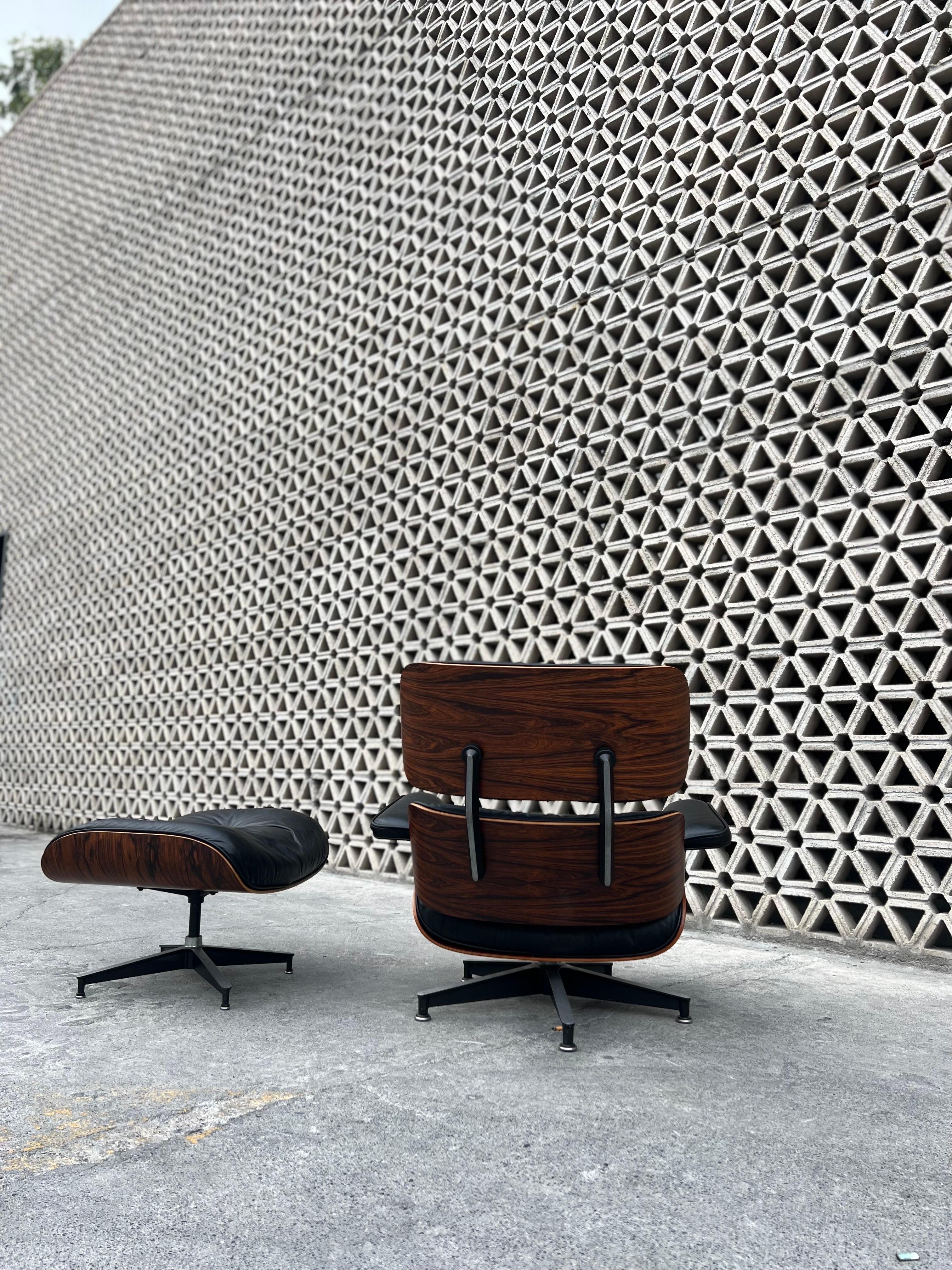 Mid-Century Modern Chaise longue et pouf Eames Herman Miller d'époque