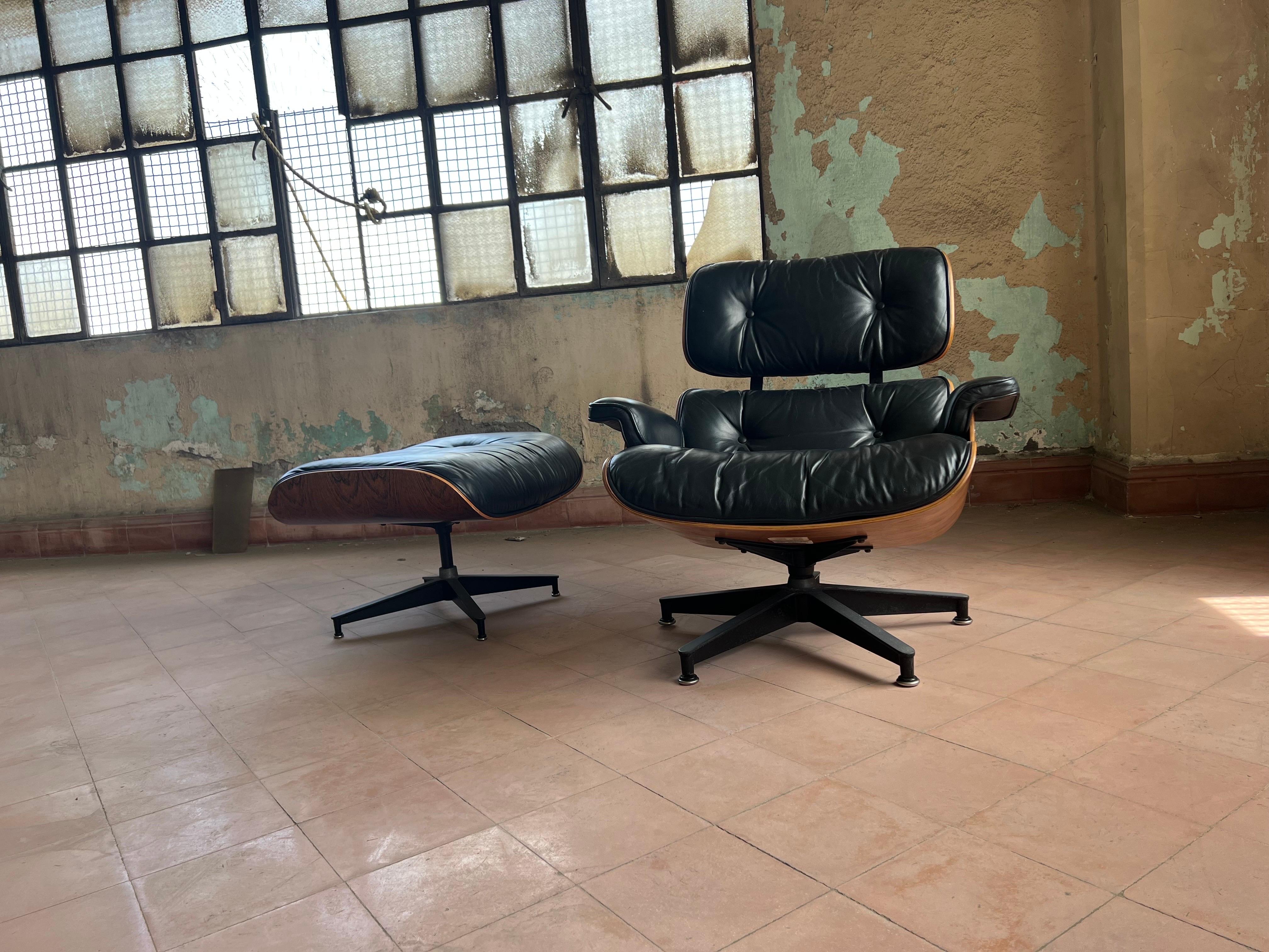 Mid-Century Modern Vintage Herman Miller Eames Lounge Chair and Ottoman For Sale